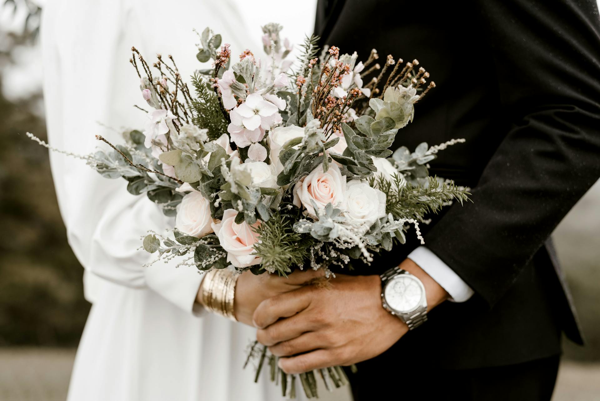 A couple holding a bouquet | Source: Pexels