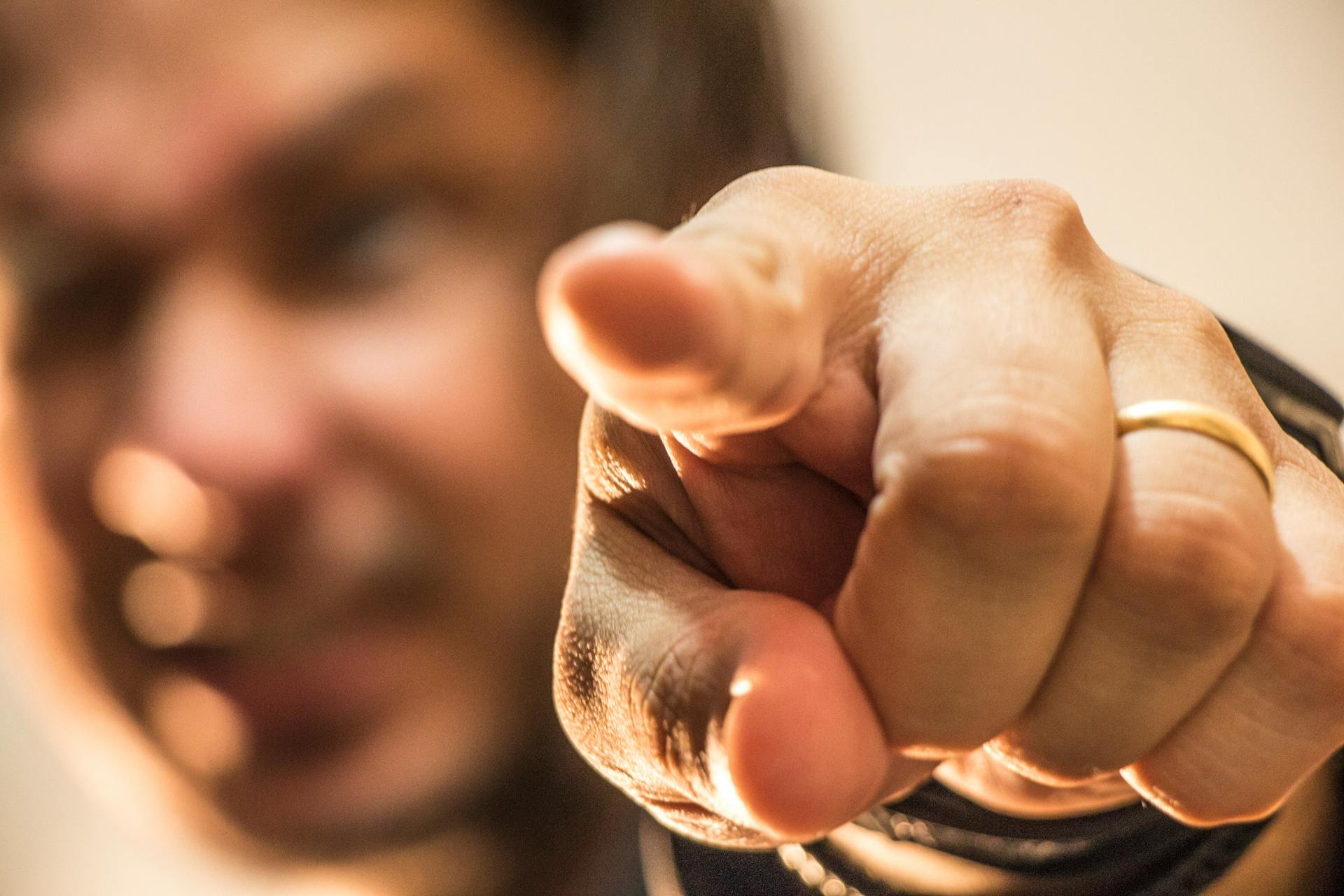 A man pointing a finger | Source: Pexels