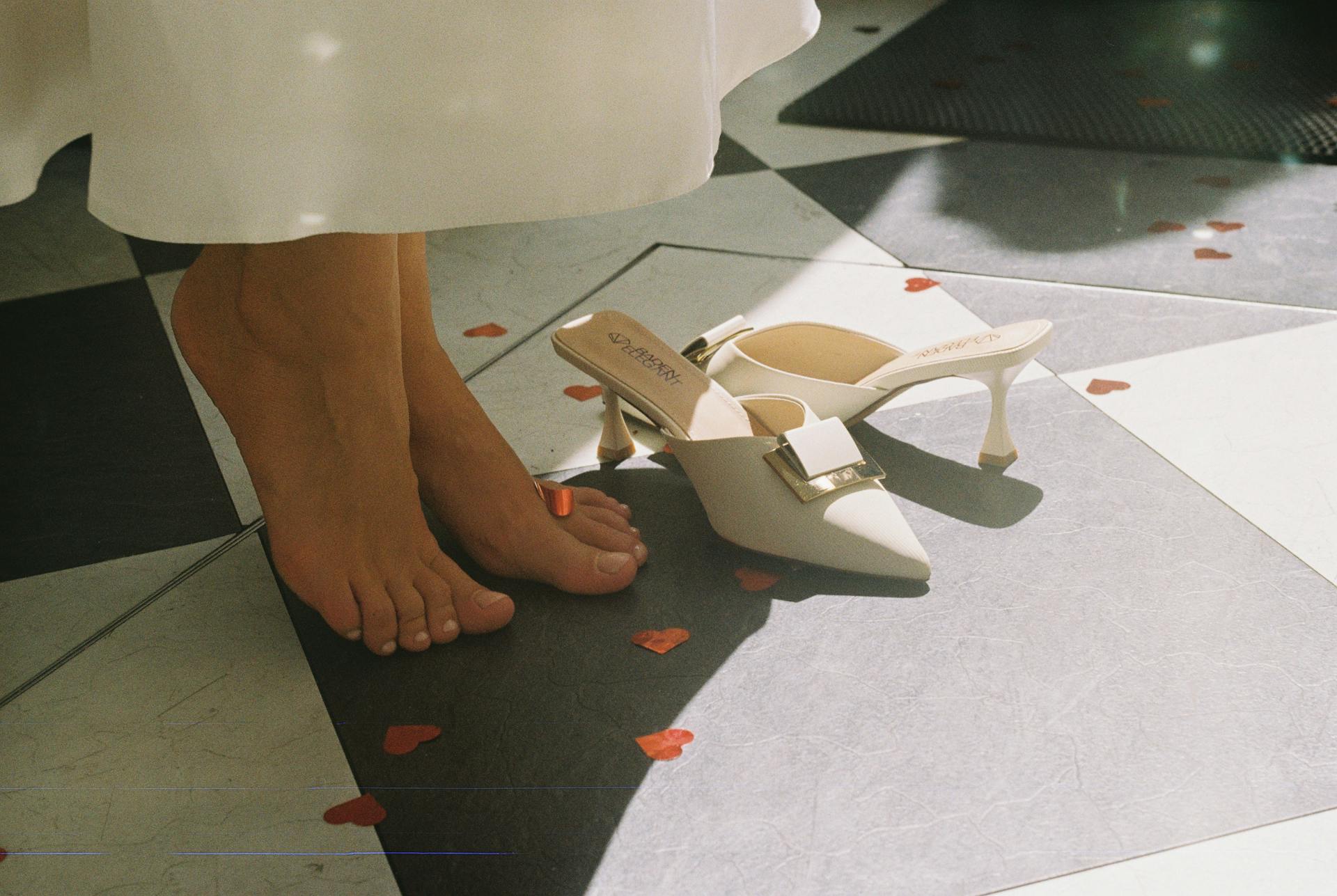 A bride standing barefoot | Source: Pexels