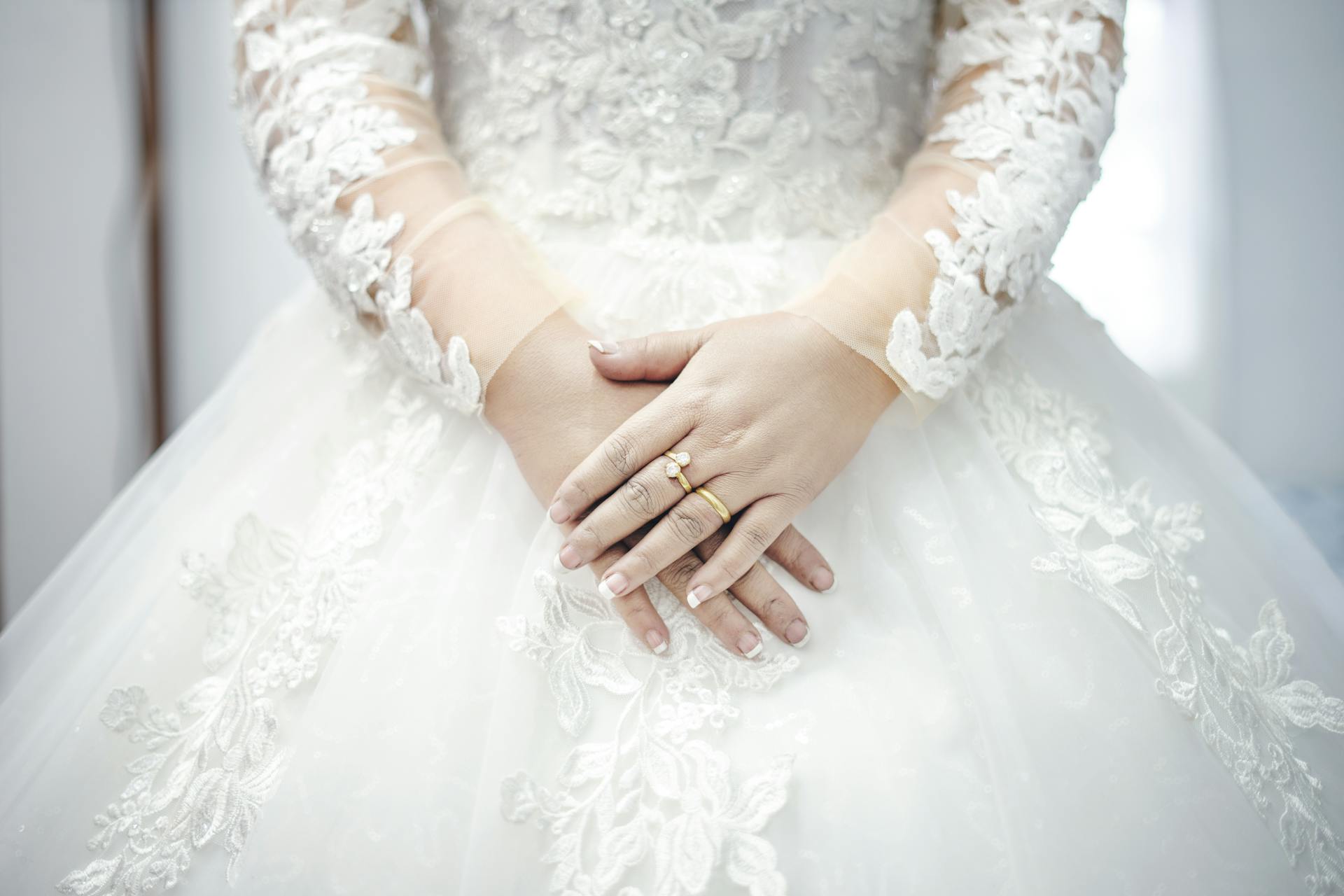 A woman in a white dress | Source: Pexels