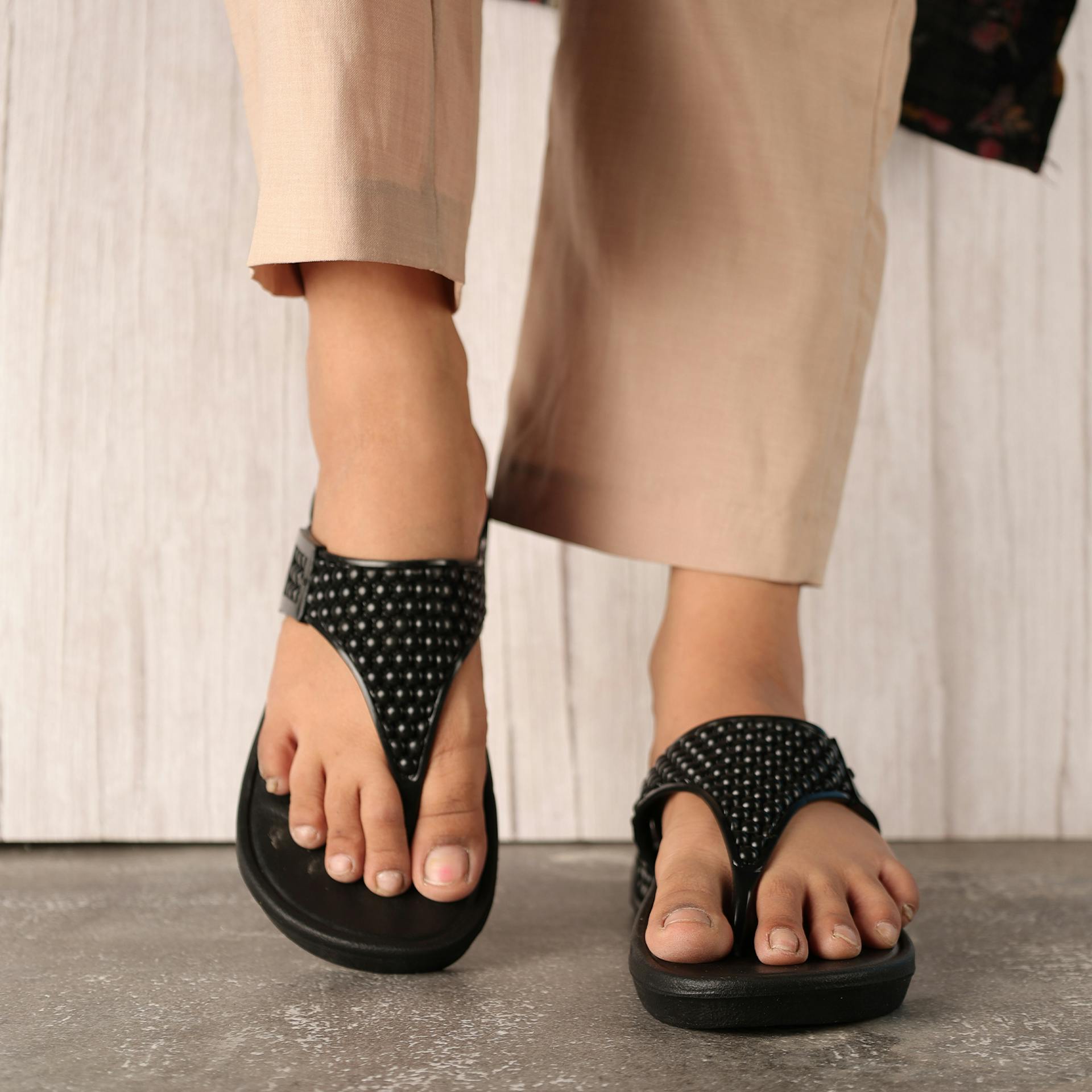 A close-up shot of a woman's slippers | Source: Pexels