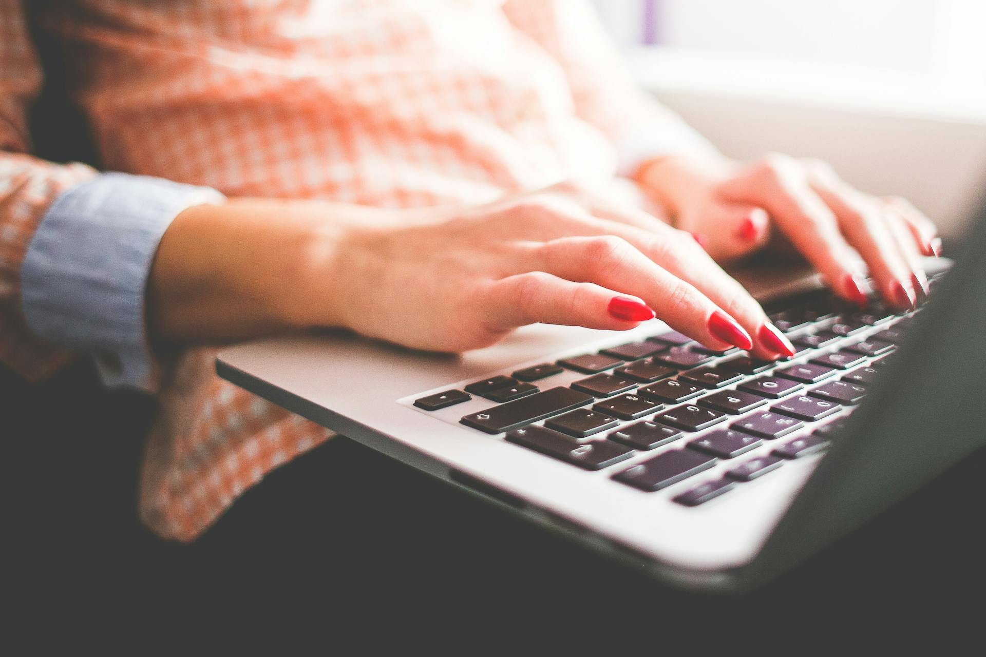 A woman using laptop | Source: Pexels