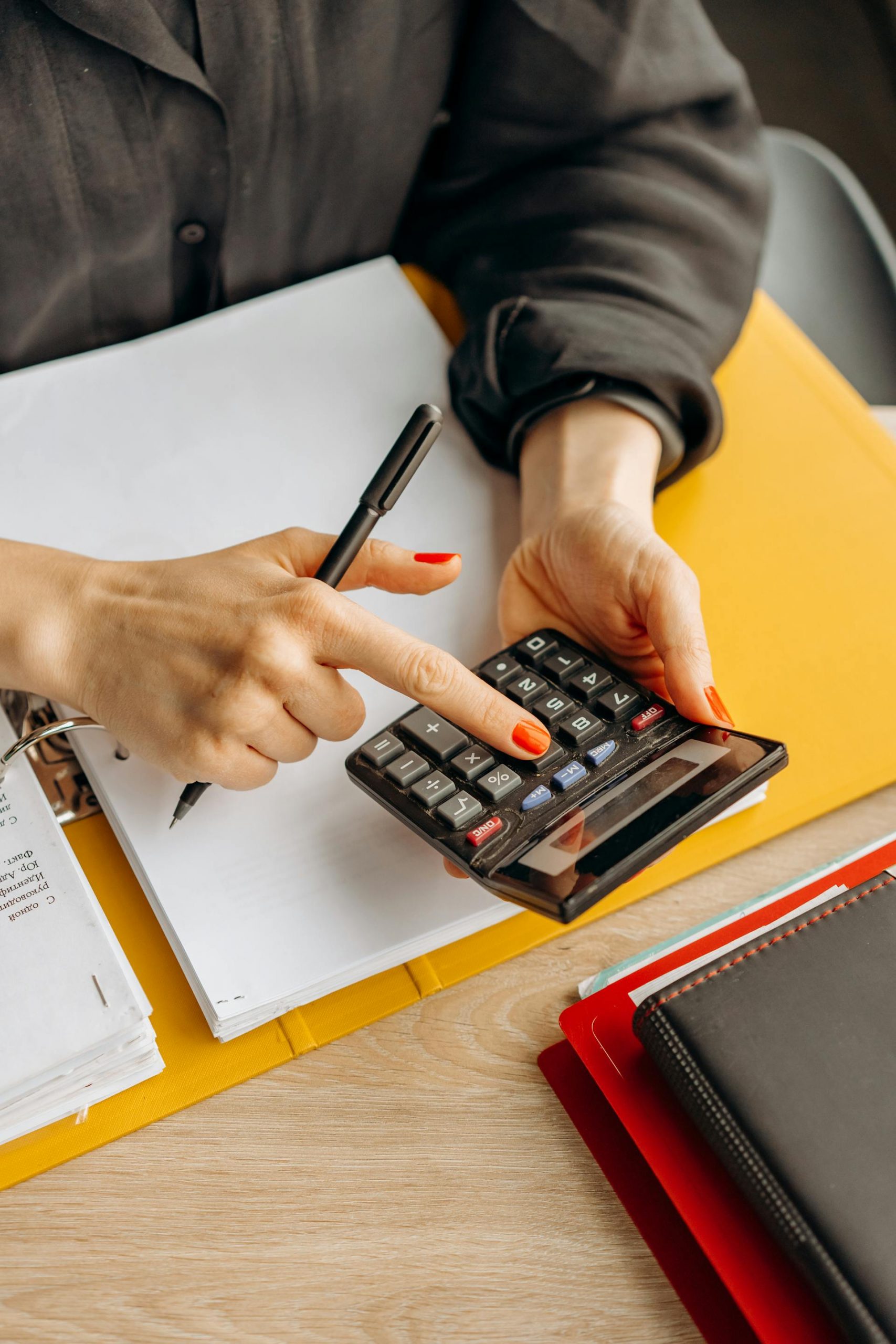 A woman using a calculator | Source: Pexels