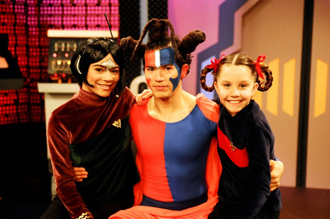 John Leguizamo, Amanda Bynes, and guest photographed in 1997. | Source: Getty Images
