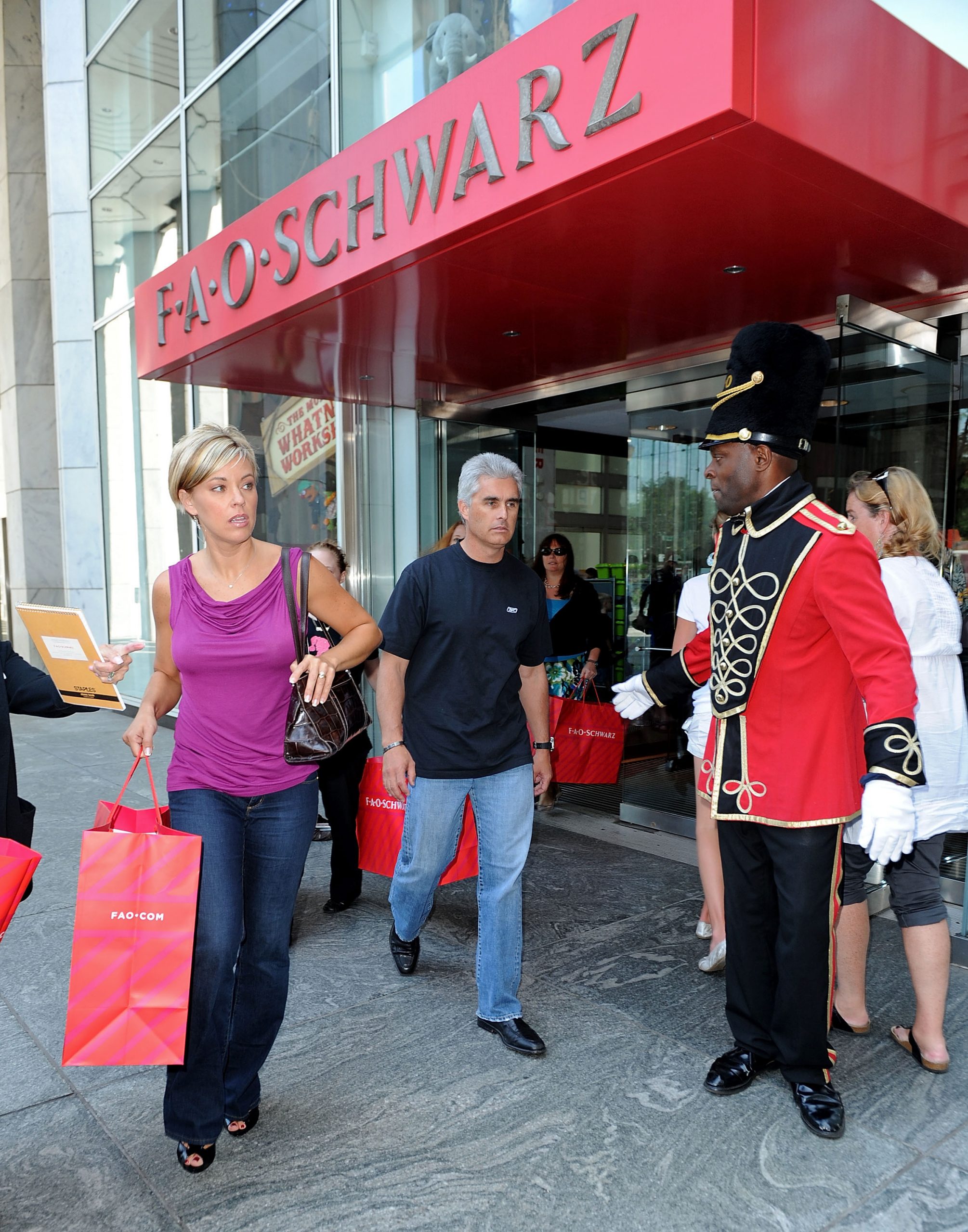 Kate Gosselin and Steve Neild visit FAO Schwarz on August 10, 2009, in New York City | Source: Getty Images