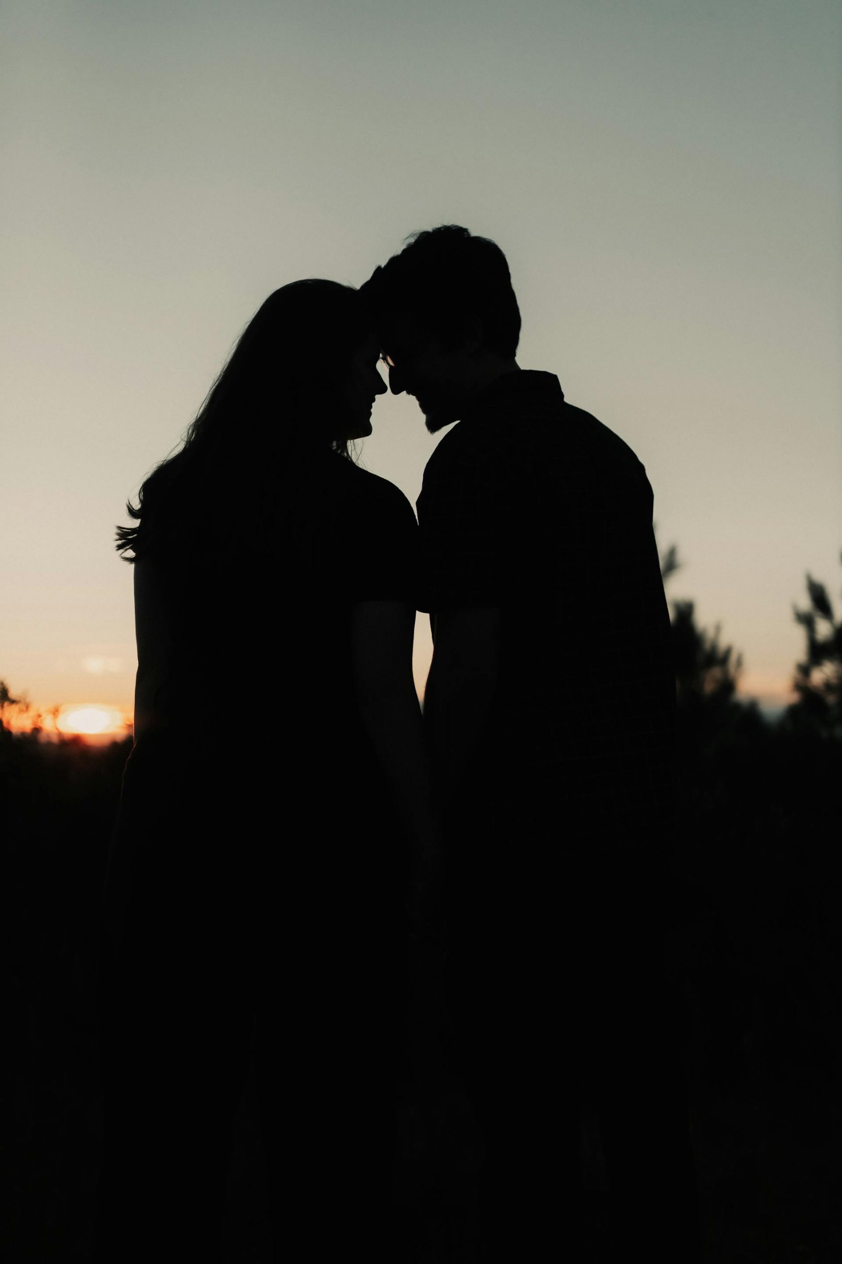 Silhouette of a romantic couple at sunset | Source: Pexels