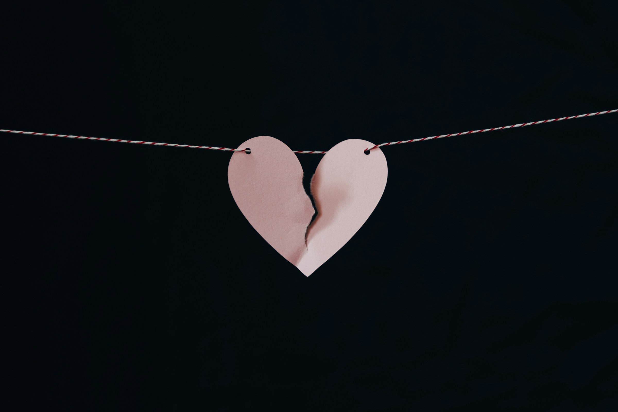 A broken heart hanging on a wire | Source: Unsplash