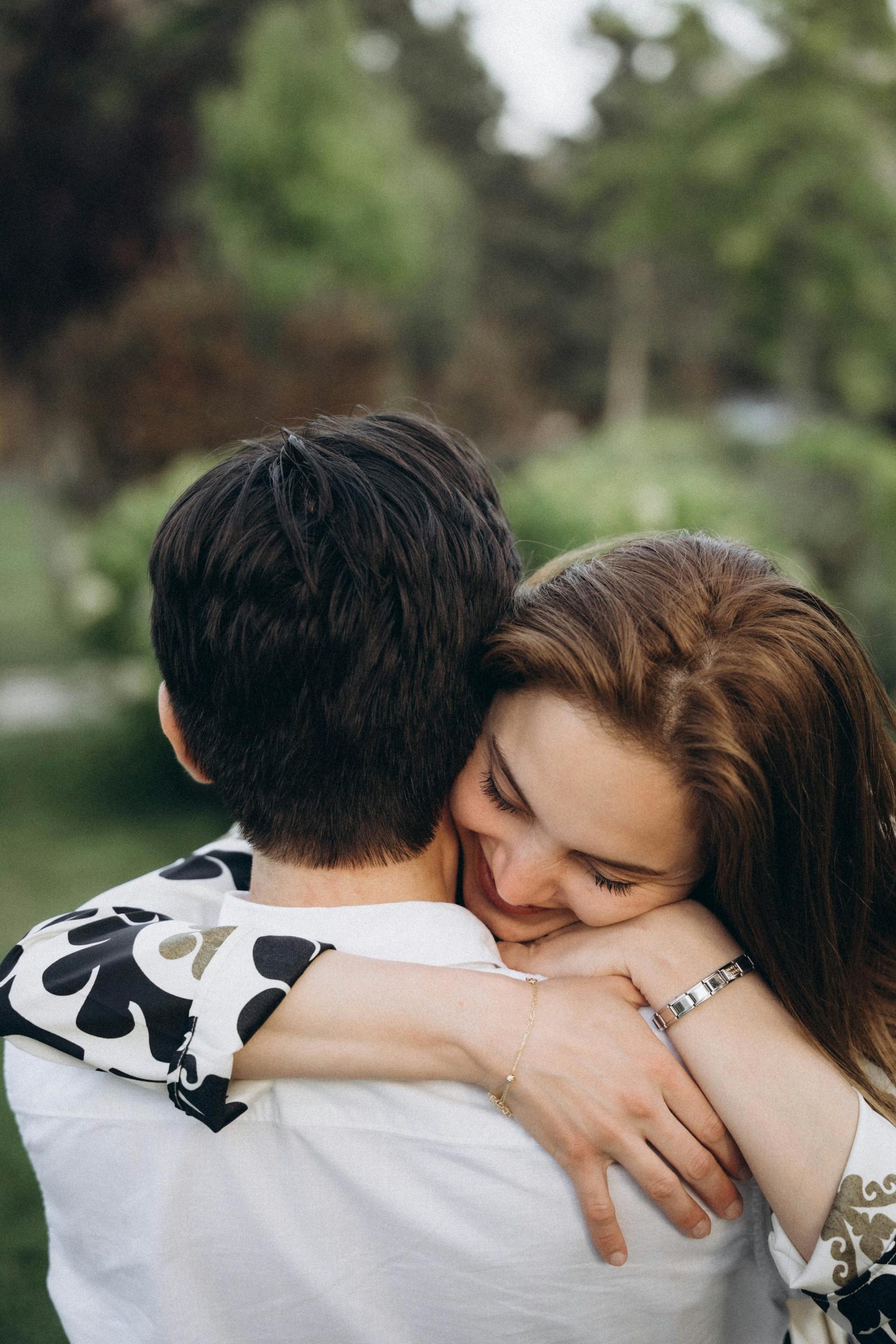 A couple hugging | Source: Pexels