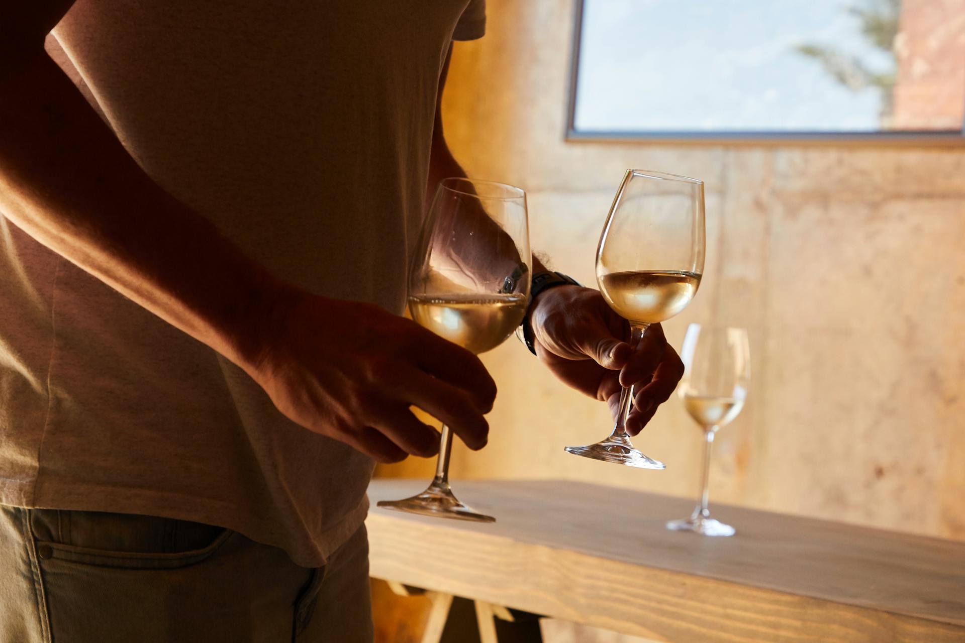 A man holding wine glasses | Source: Pexels
