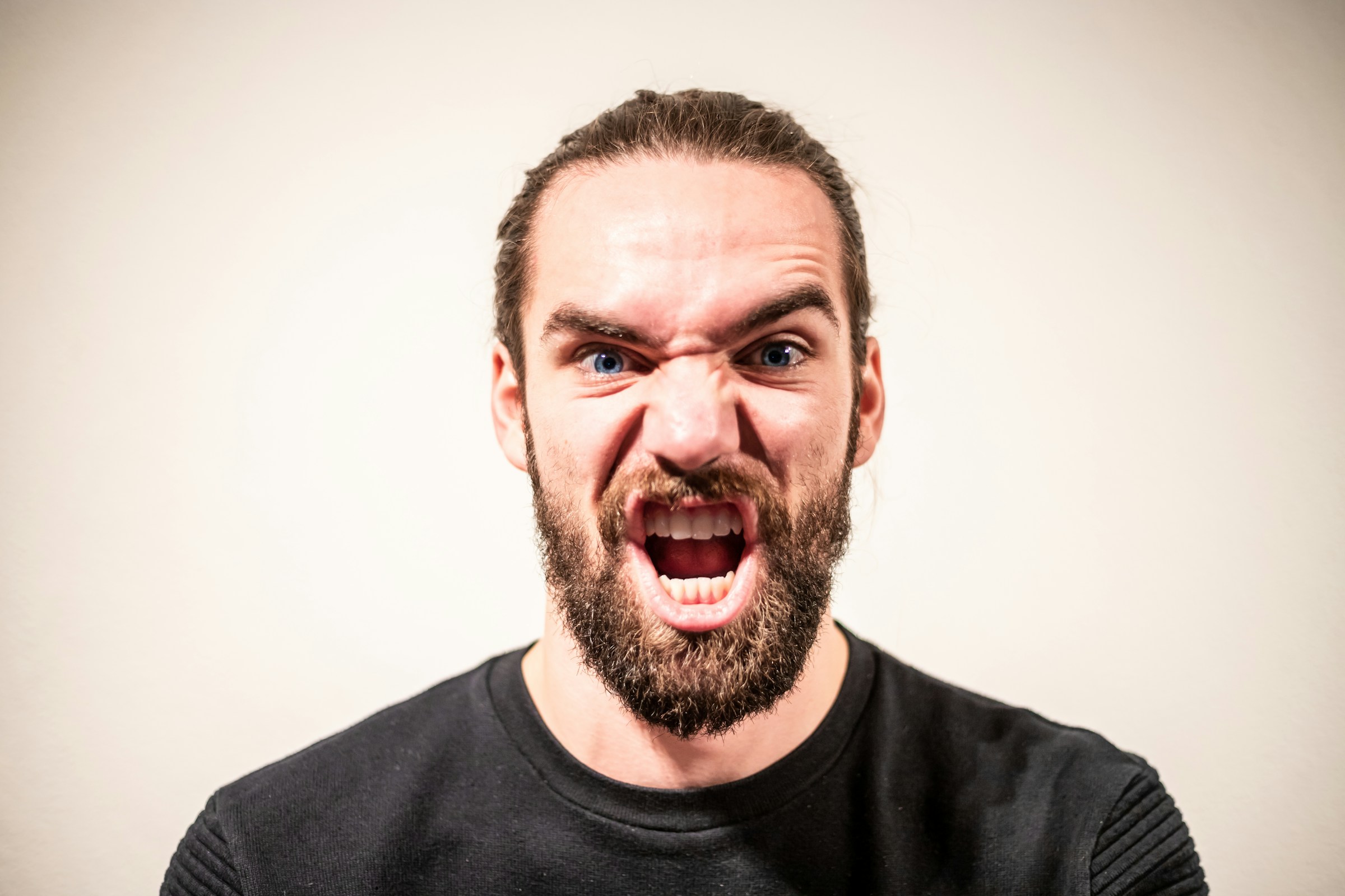 An angry man screaming | Source: Pexels