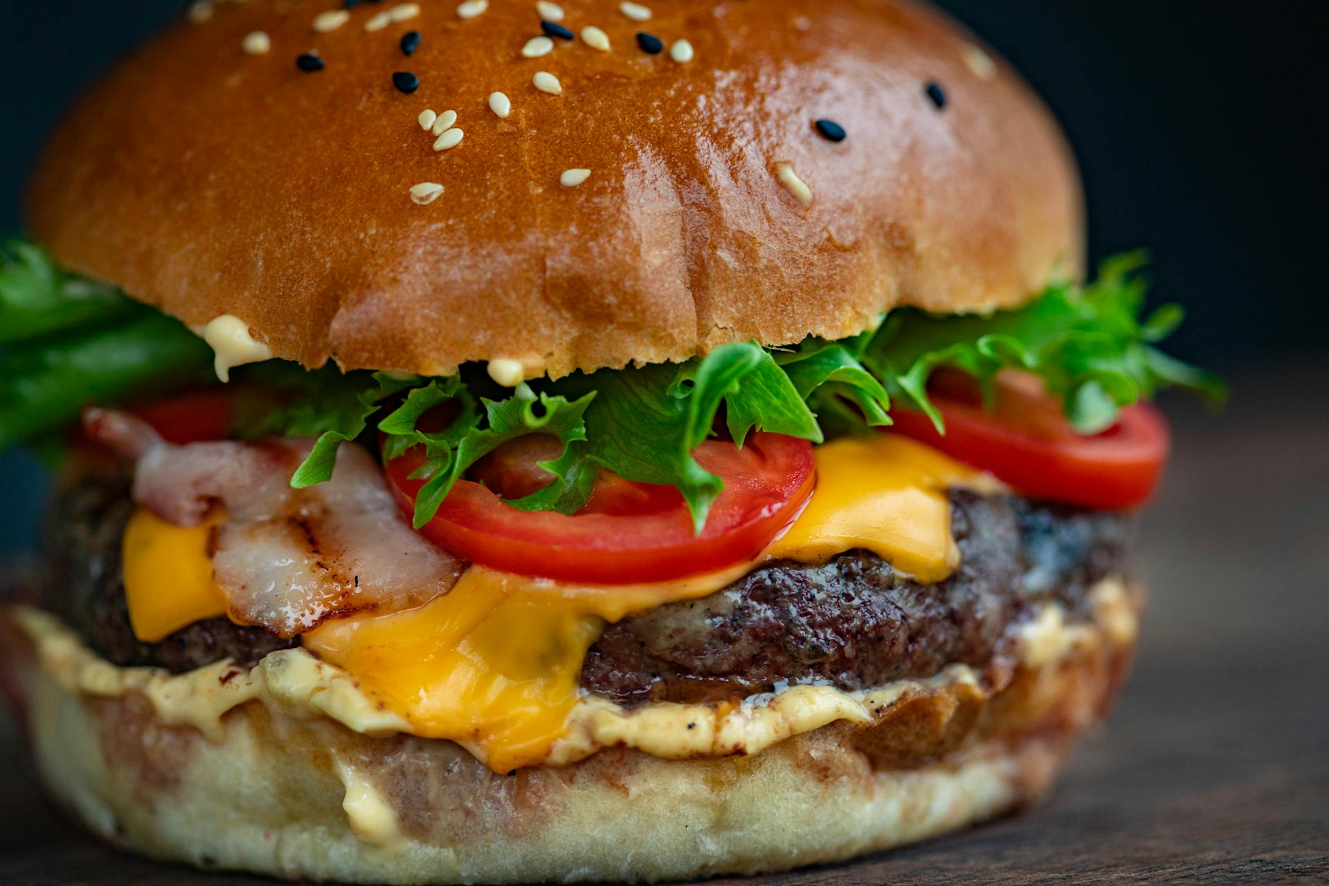 A close-up shot of a burger | Source: Pexels