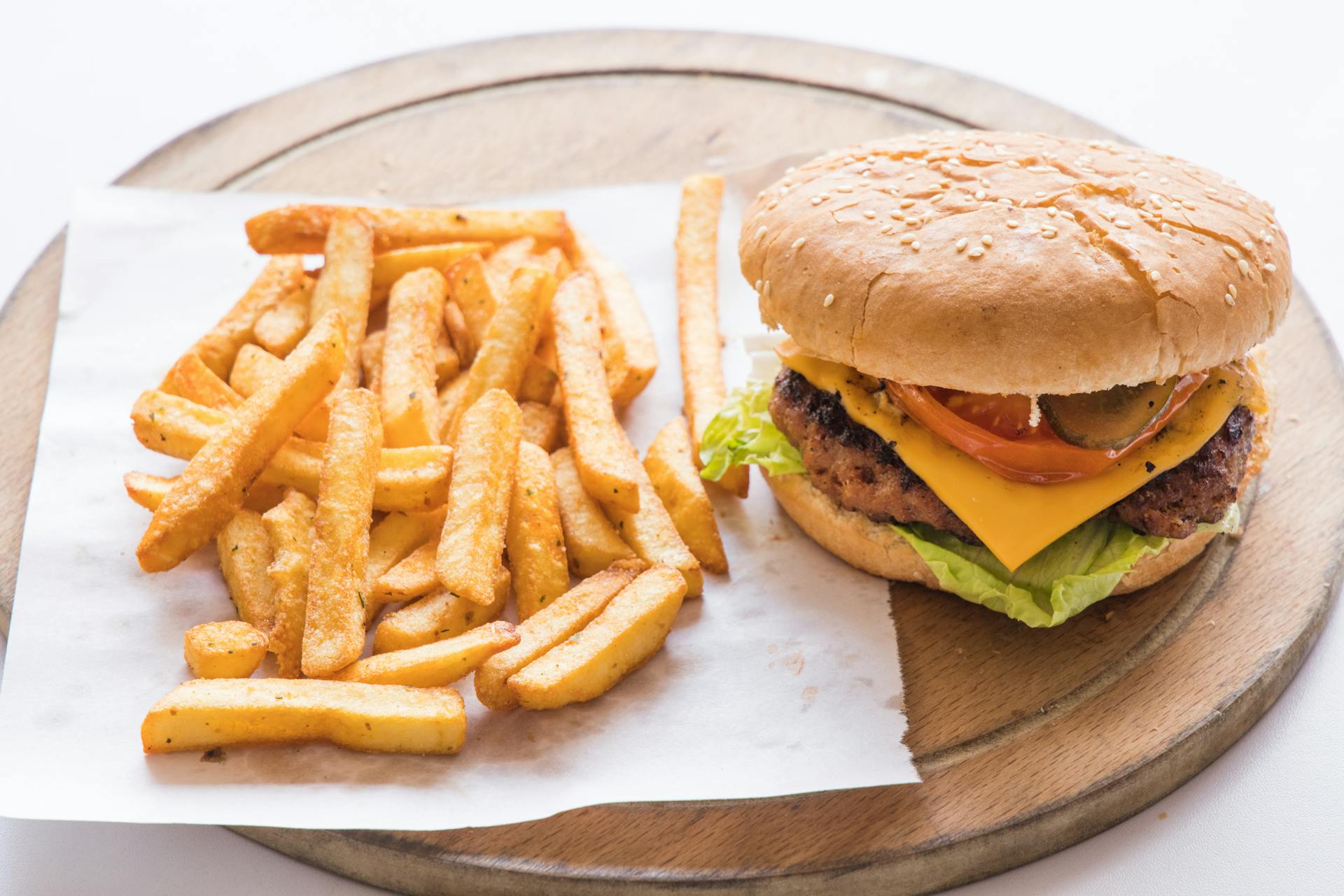 A burger with fries | Source: Pexels