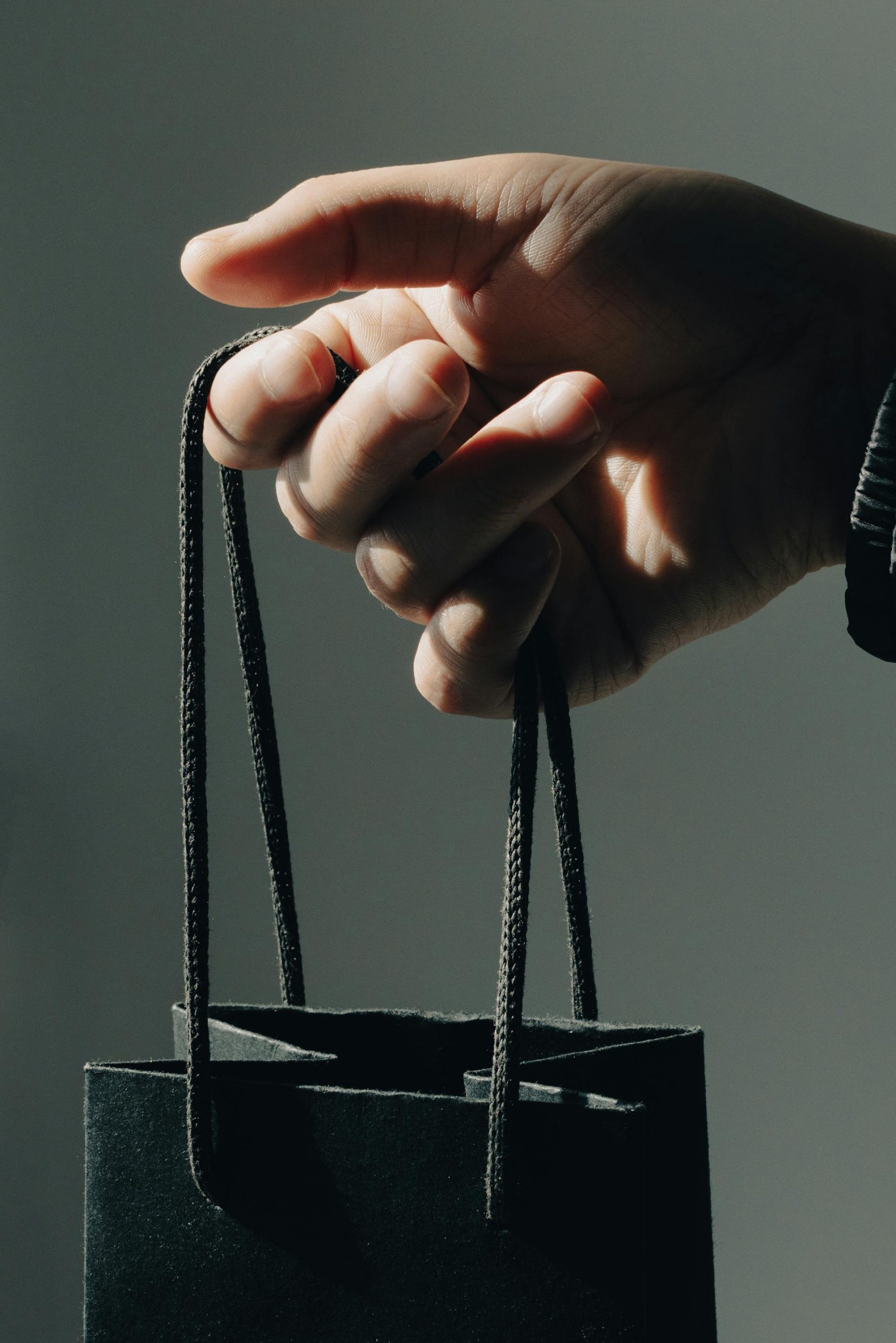 A man holding a gift bag | Source: Pexels