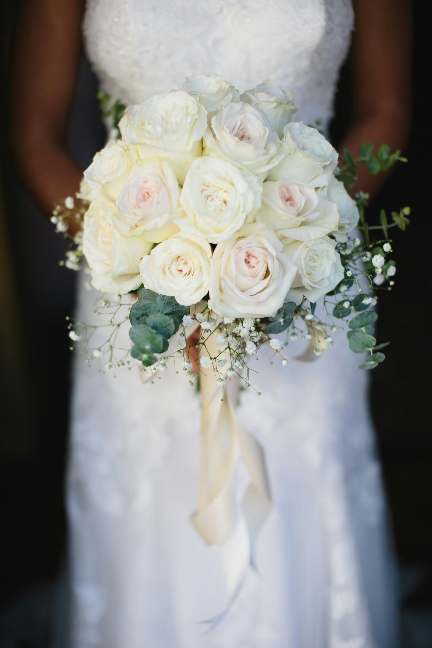 A bride holding a bouquet of flowers | Source: Unsplash