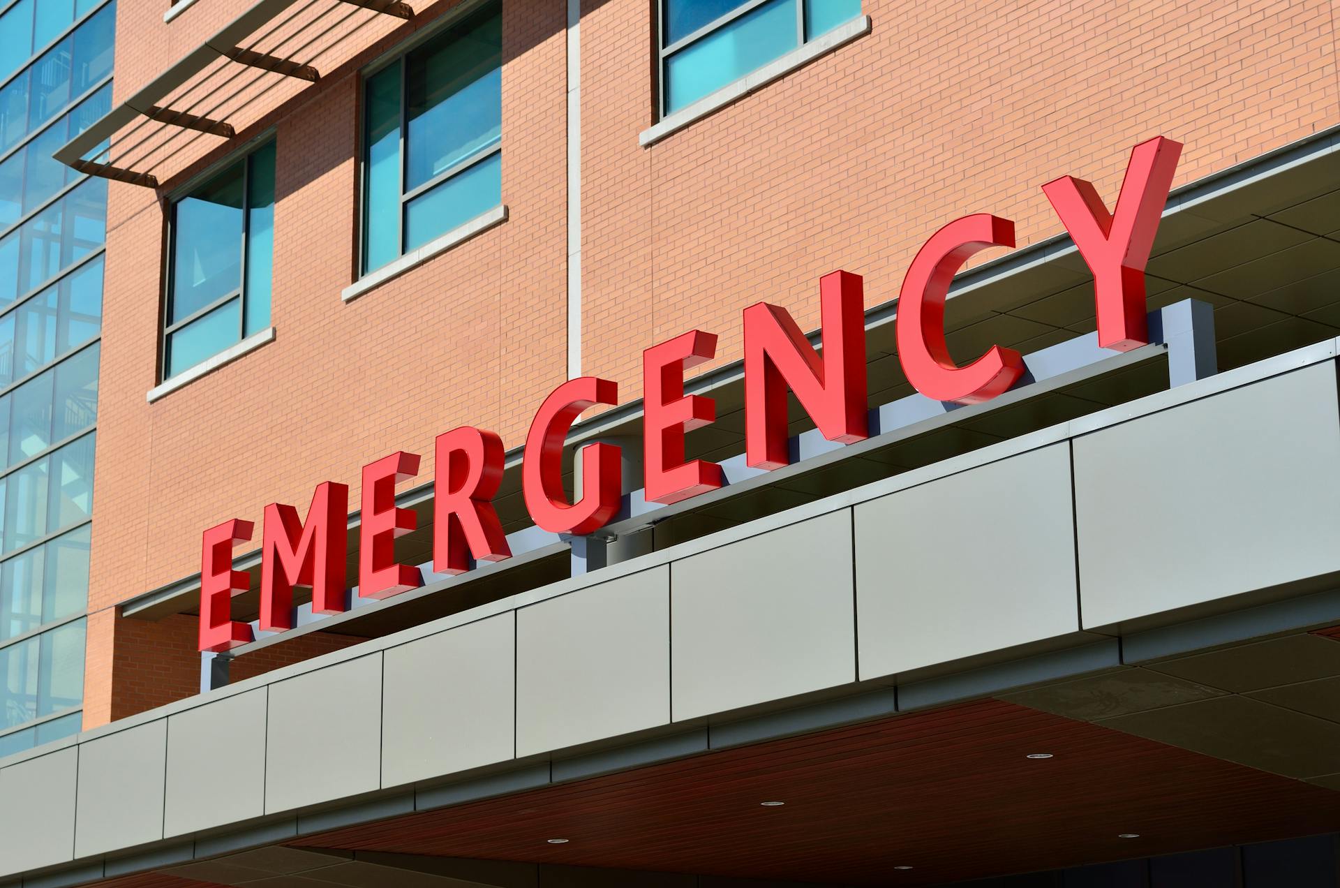 An emergency sign outside a building | Source: Pexels