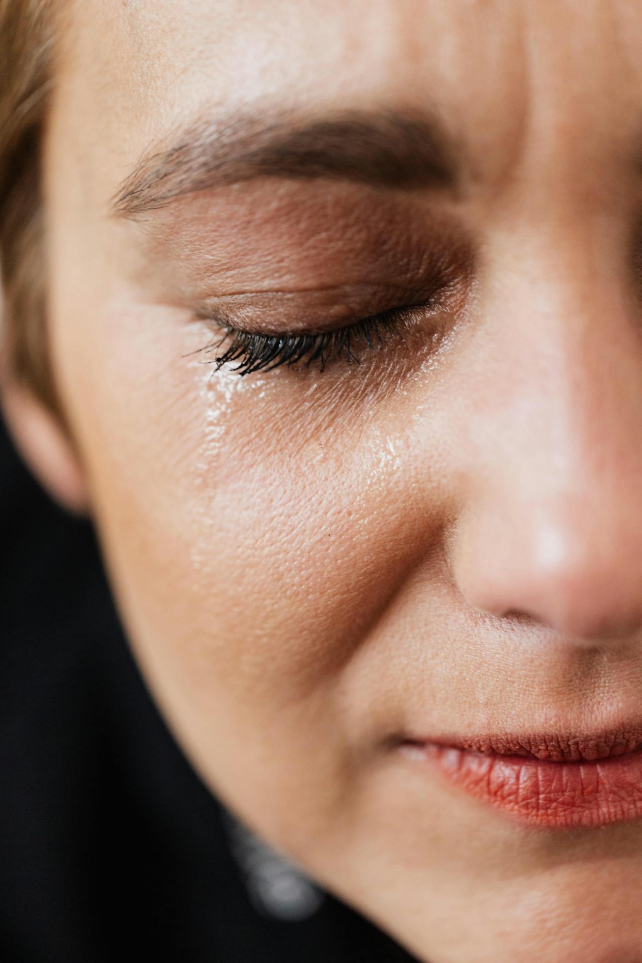 An emotional woman closing her eyes | Source: Pexels