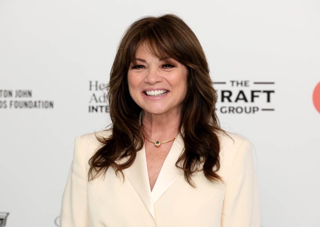 Valerie Bertinelli attends the Elton John AIDS Foundation’s 32nd Annual Academy Awards Viewing Party in West Hollywood, California. She returns to her brunette hair, styled with a fringe and subtle curls at the ends.