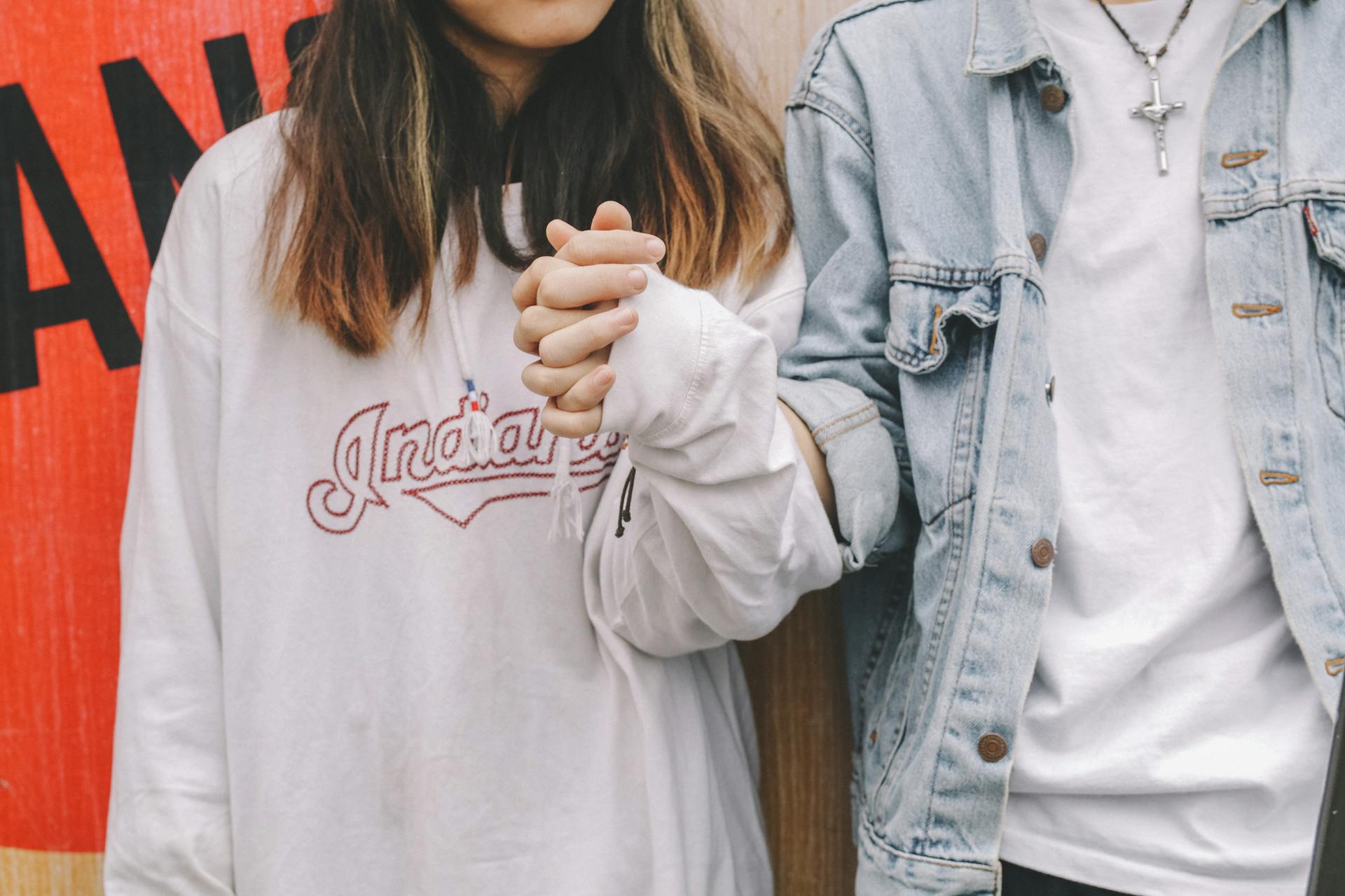 A young couple holding hands | Source: Pexels