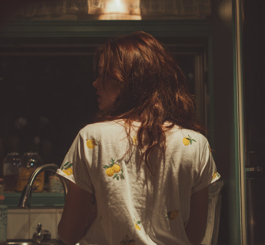 A woman leaning against a sink | Source: Midjourney