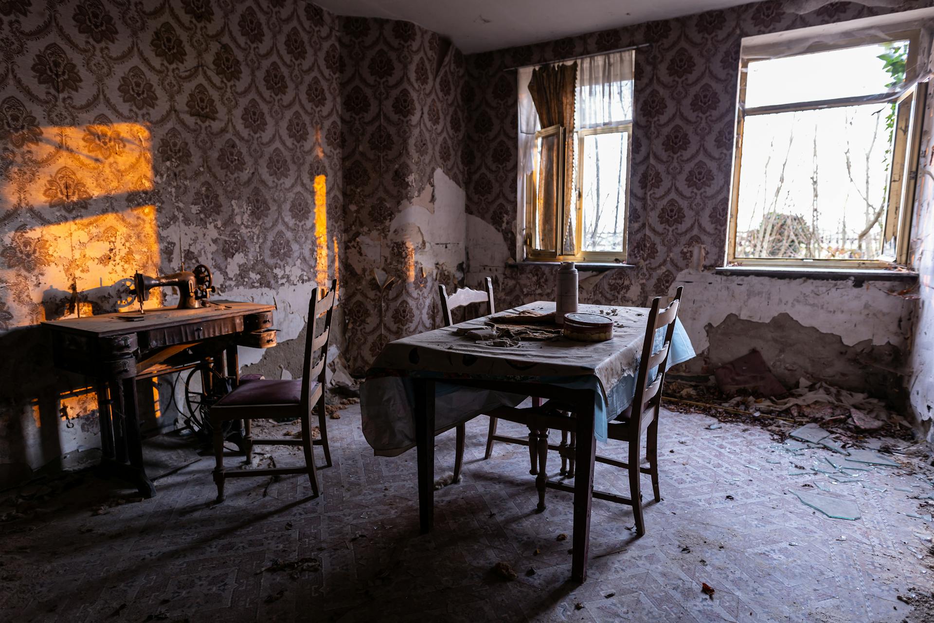 Old furniture in a house | Source: Pexels