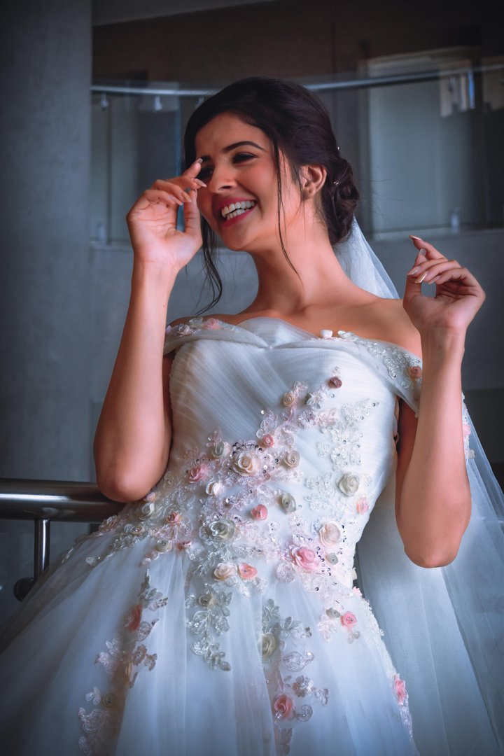 A bride laughing | Source: Pexels