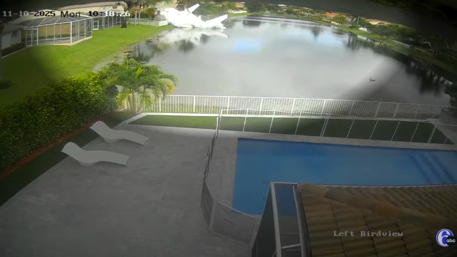 The Beechcraft King Air plane crashing into the water, posted on November 11, 2025. | Source: YouTube/6abc Philadelphia