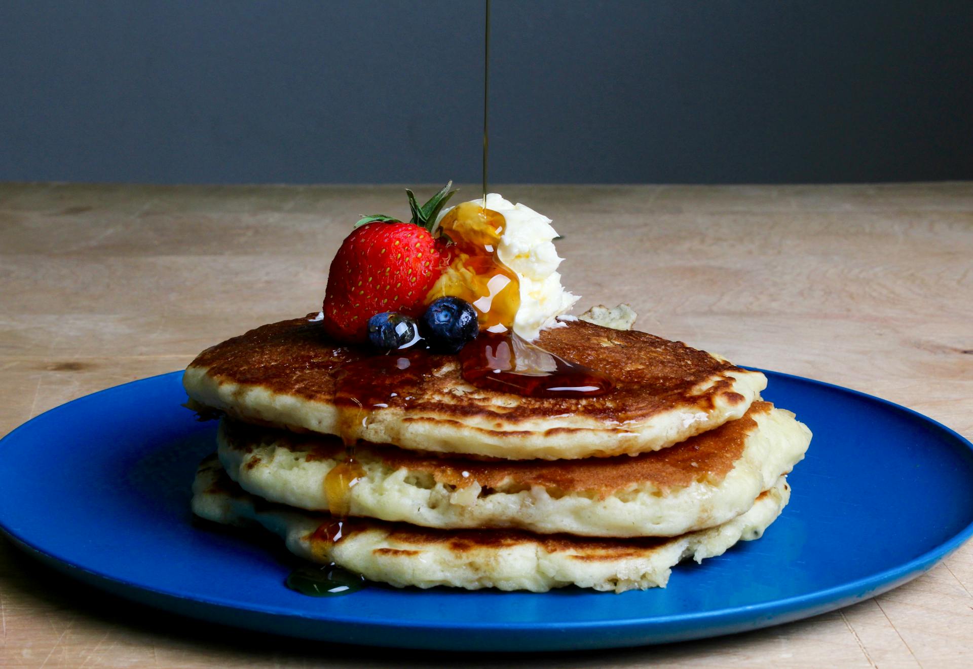 Pancakes with strawberry, blueberries, and maple syrup | Source: Pexels
