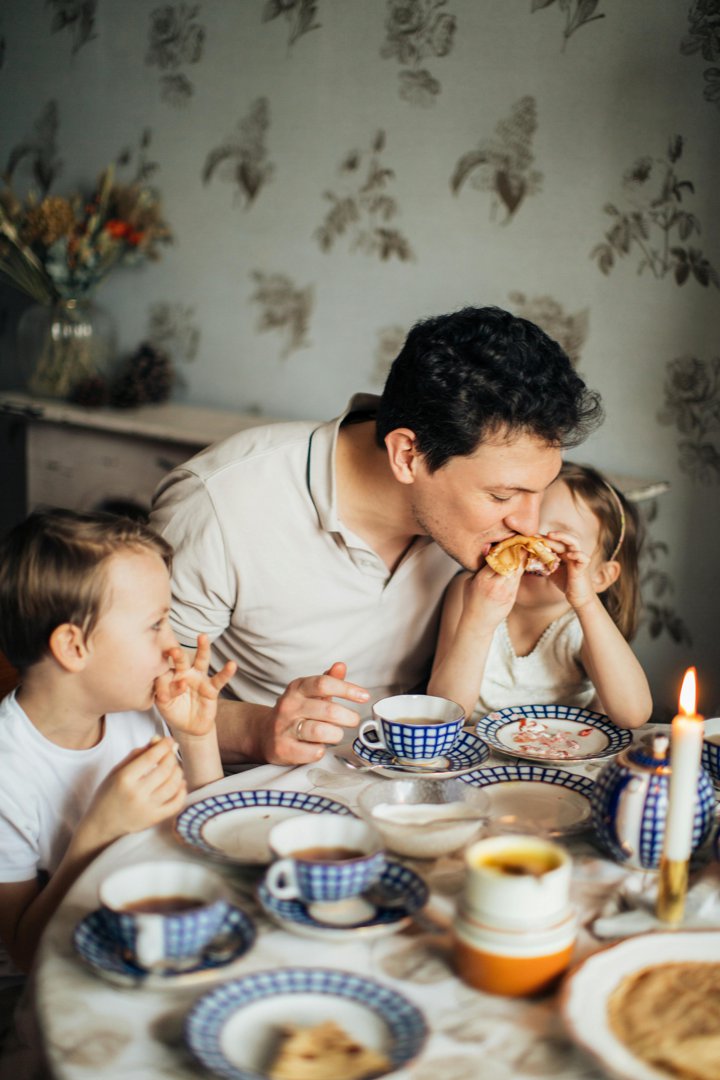 A happy man with his children | Source: Pexels