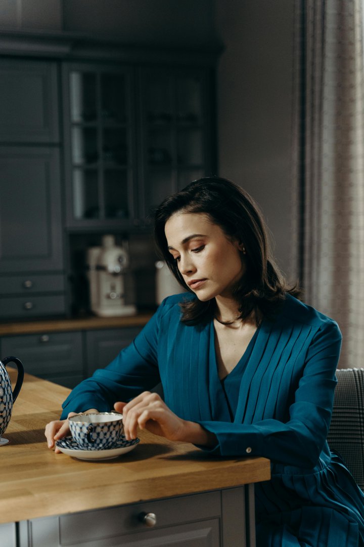 An awkward woman sitting | Source: Pexels