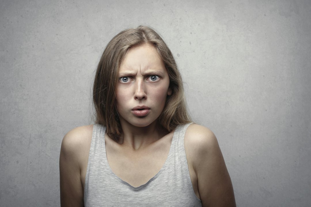 A confused woman frowning | Source: Pexels
