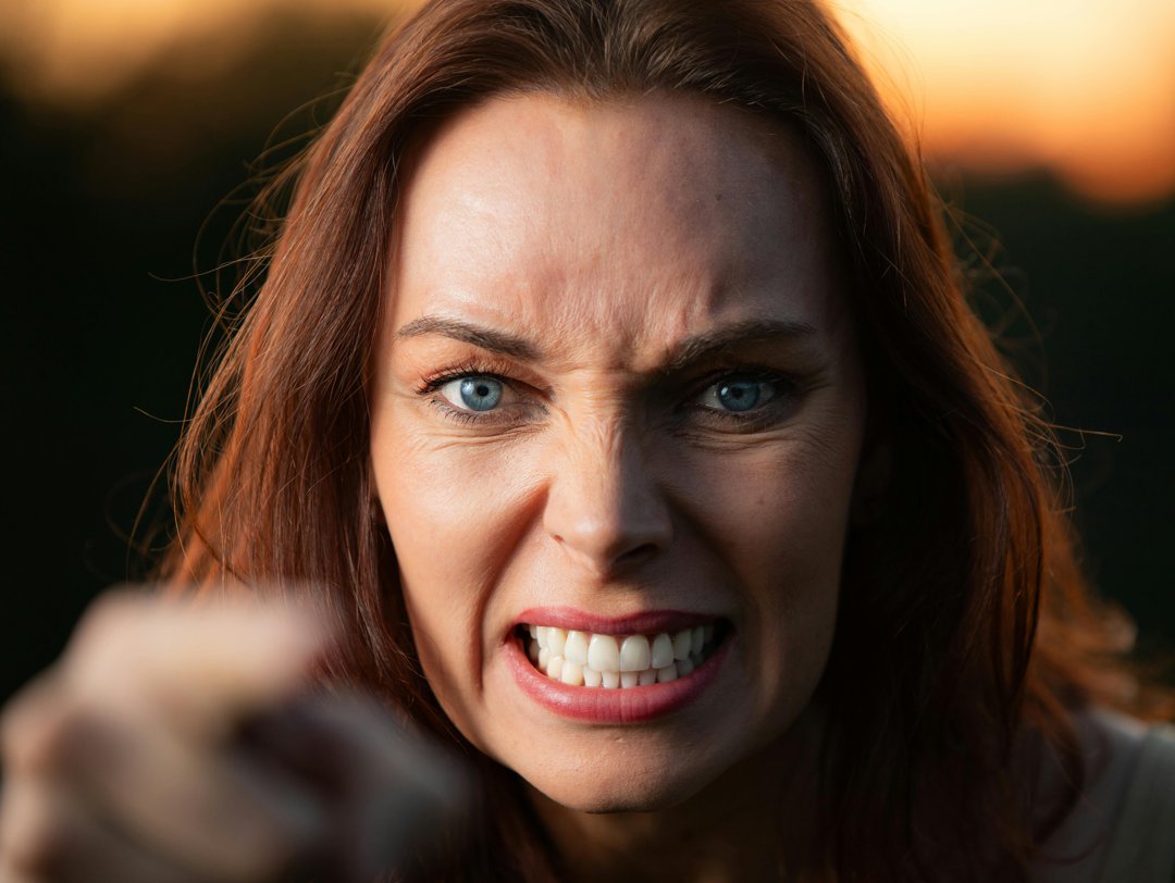 An angry woman pointing | Source: Pexels