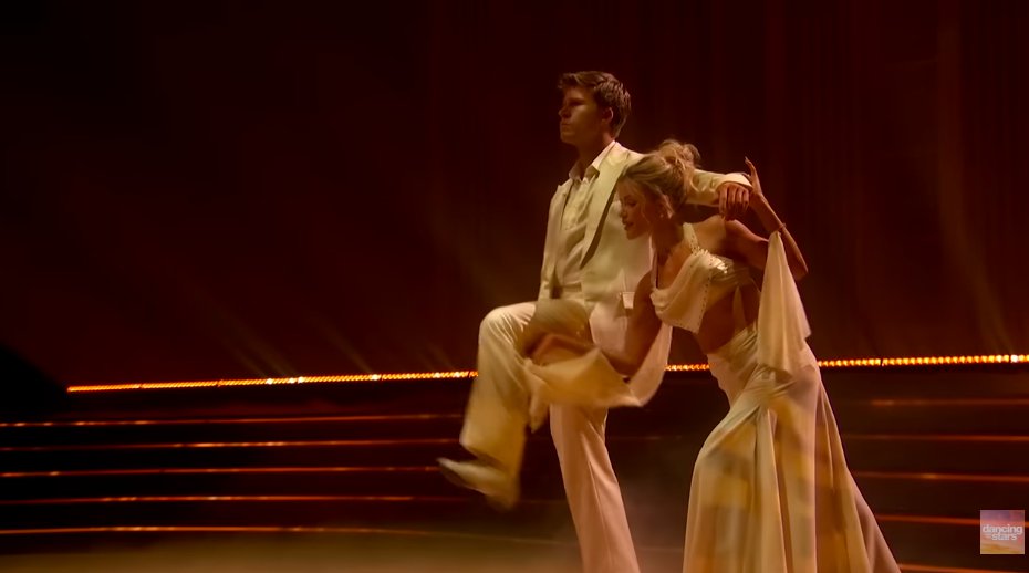 Witney Carson guiding Robert Irwin at the start of their Foxtrot on