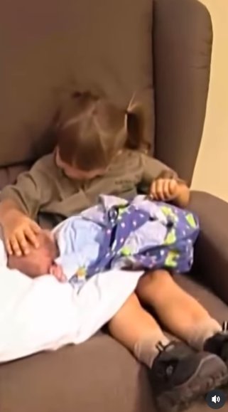 Bindi Irwin holding her baby brother Robert Irwin after he was born, posted on November 11, 2025. | Source: Instagram/robertirwinphotography