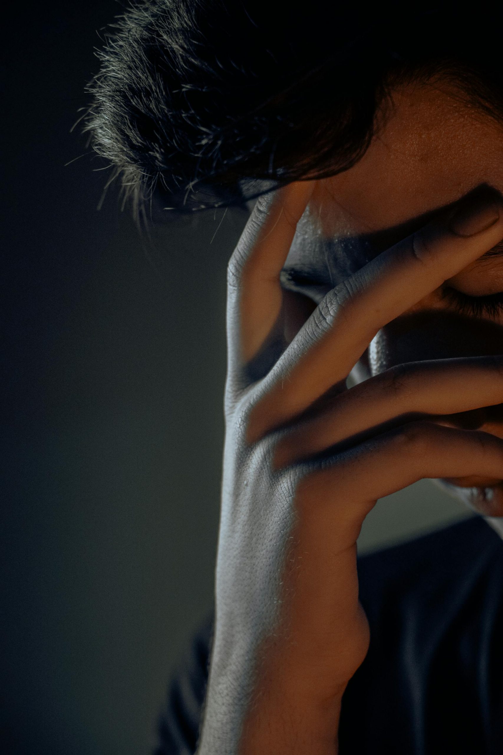 A man with his hand on his face | Source: Pexels