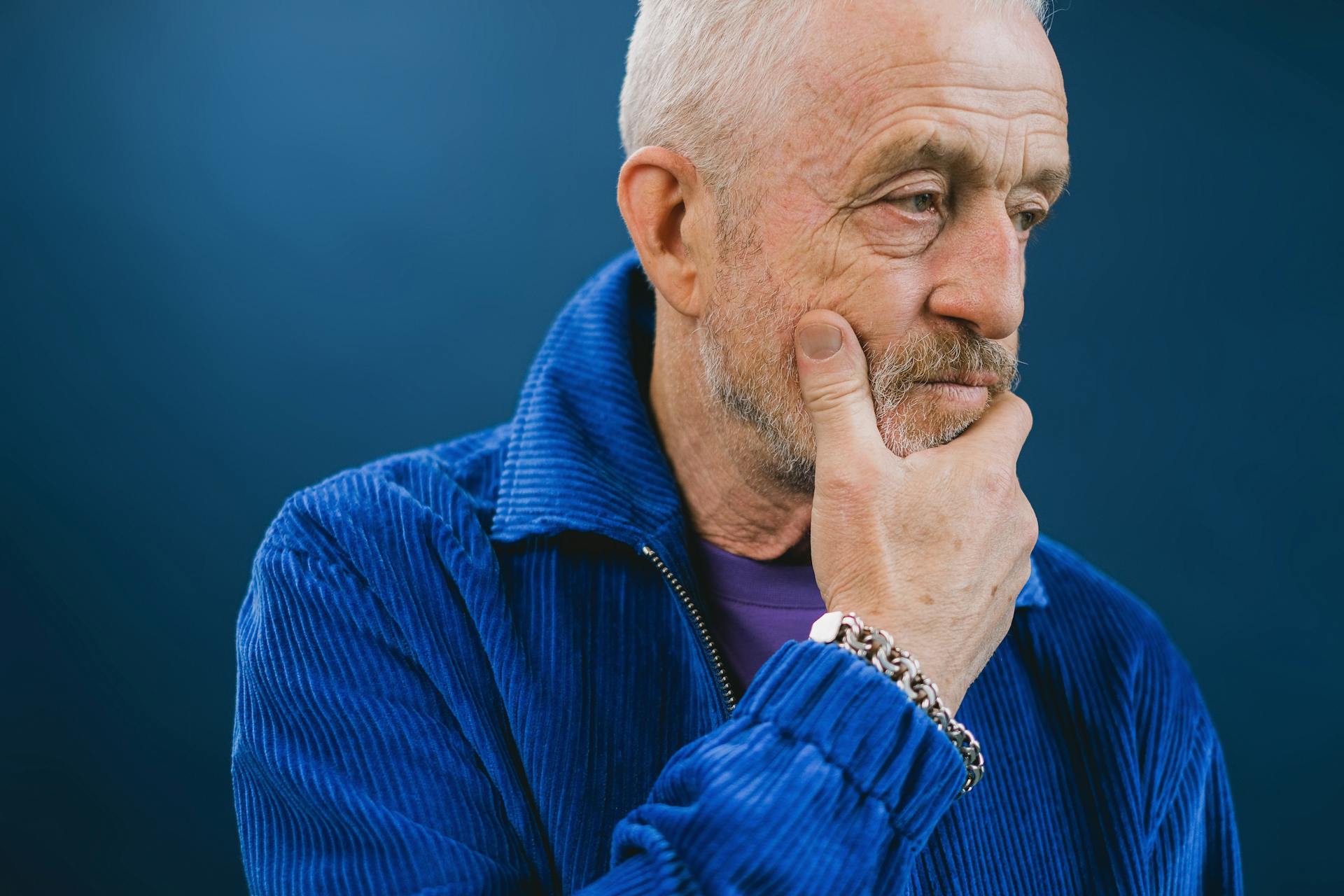 An older man thinking | Source: Pexels