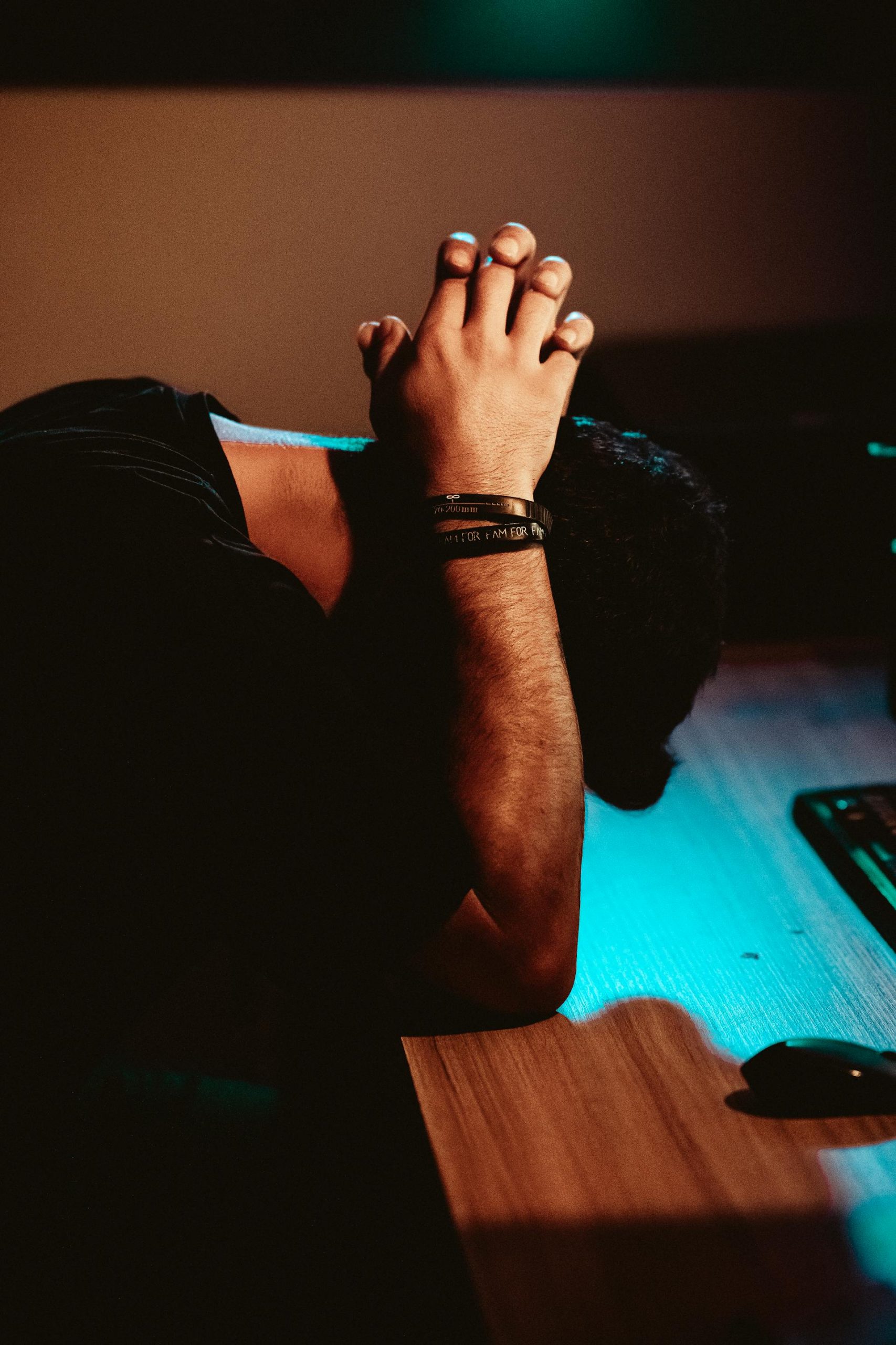 A tired man with his head bowed down | Source: Pexels