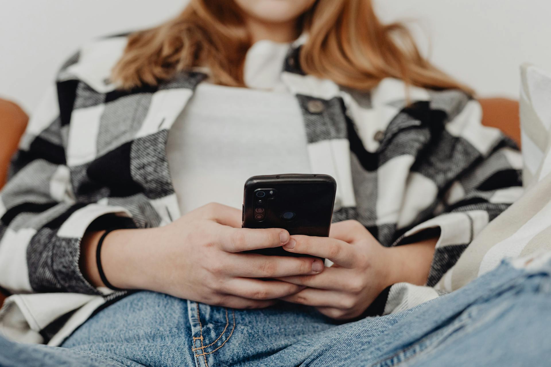 Close-up shot of a woman using her phone | Source: Pexels