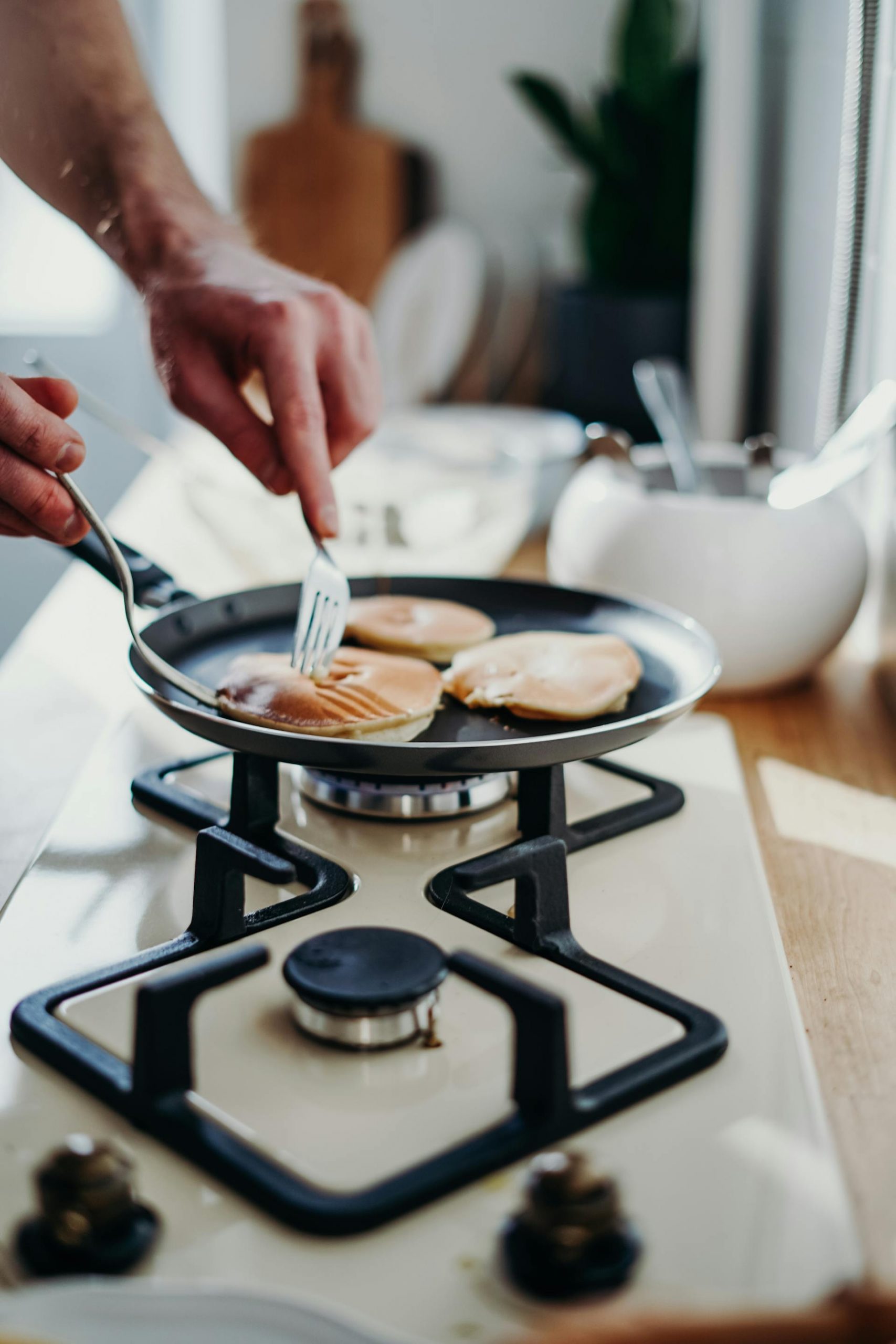Close-up shot of a man cooking pancakes | Source: Pexels