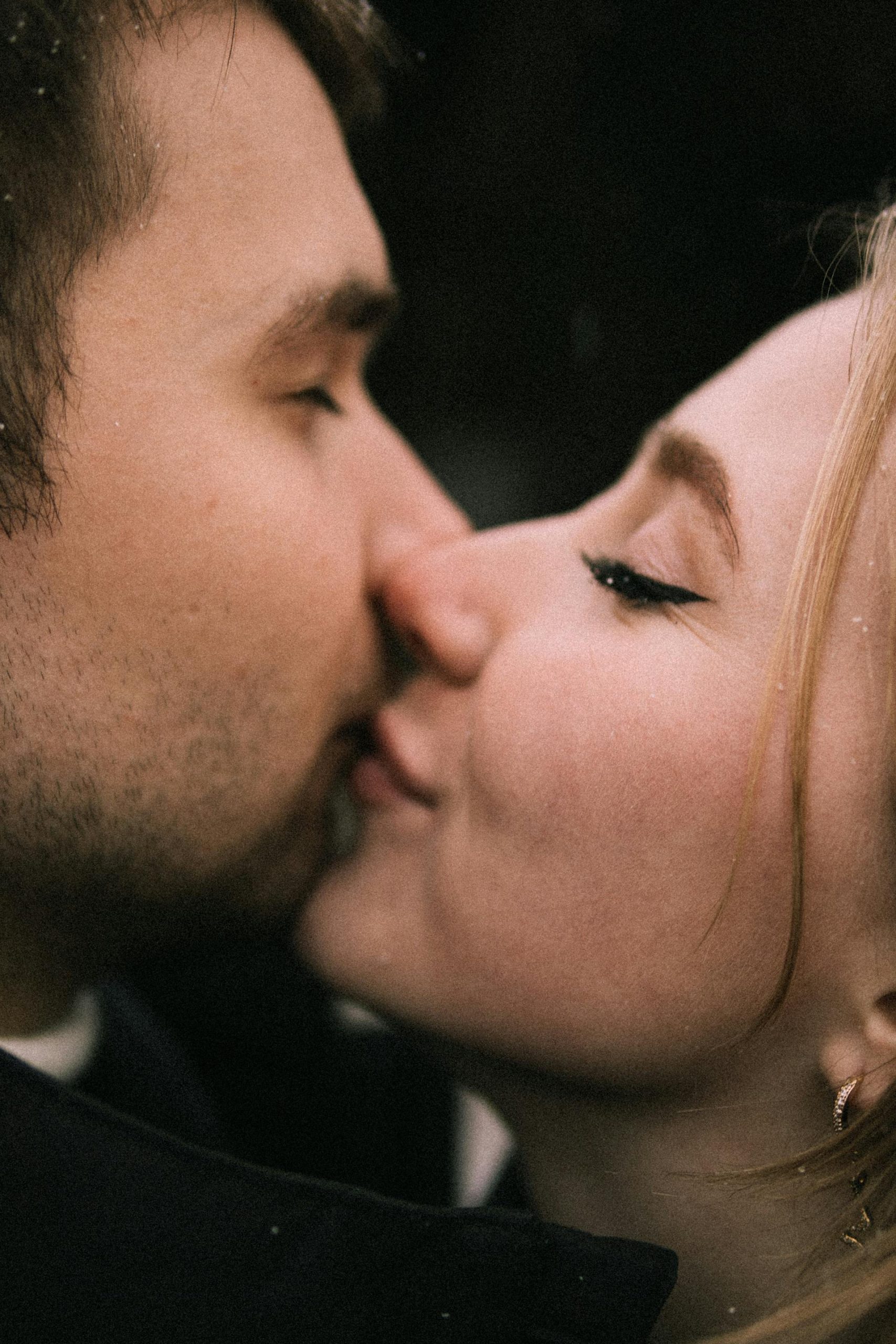 A woman kissing a man | Source: Pexels