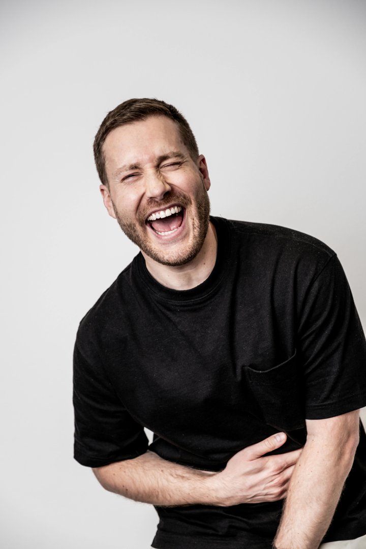 A man laughing | Source: Pexels