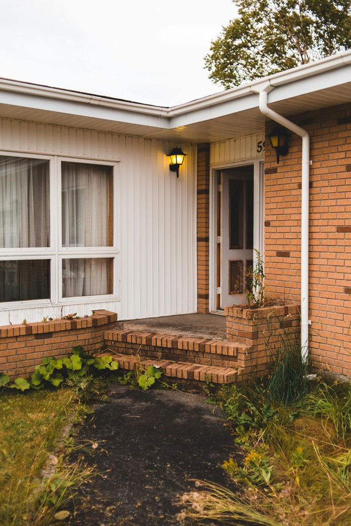 A house's open door and porch light on | Source: Pexels
