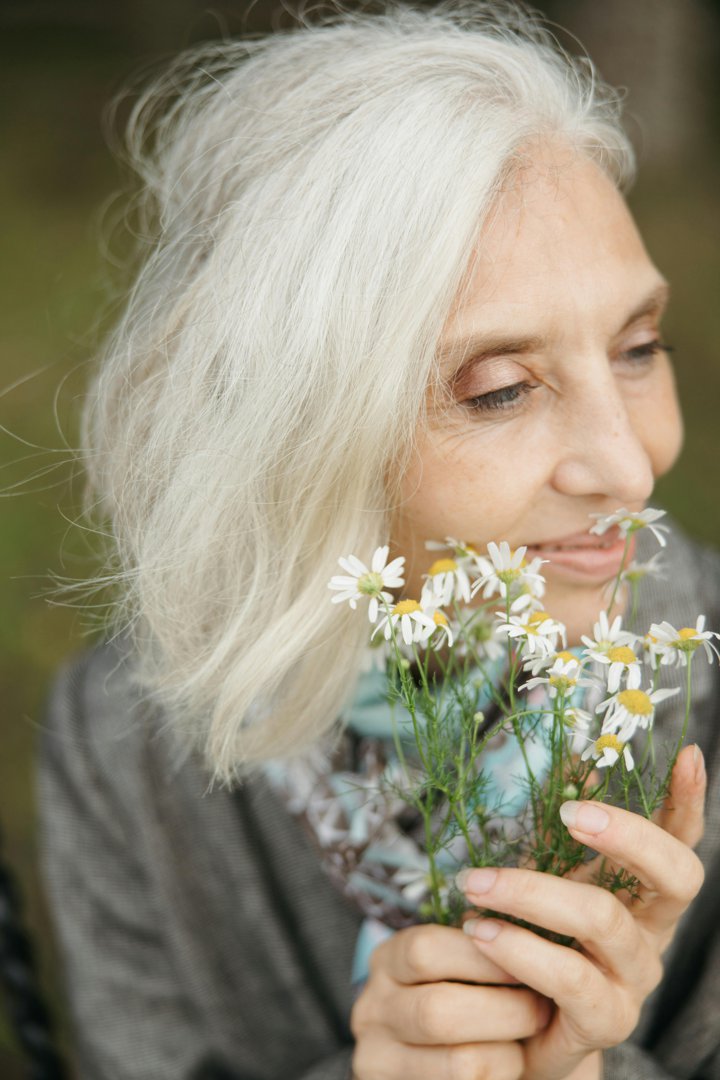 A woman laughing | Source: Pexels