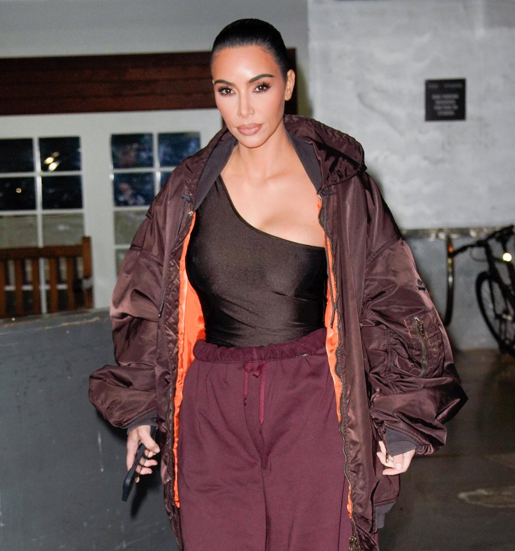 Kim Kardashian, 41, departed from her hotel on November 3, 2021, in New York City. Her face showed extreme smoothness and tautness across the forehead and cheeks, with no visible expression lines around her eyes or mouth.