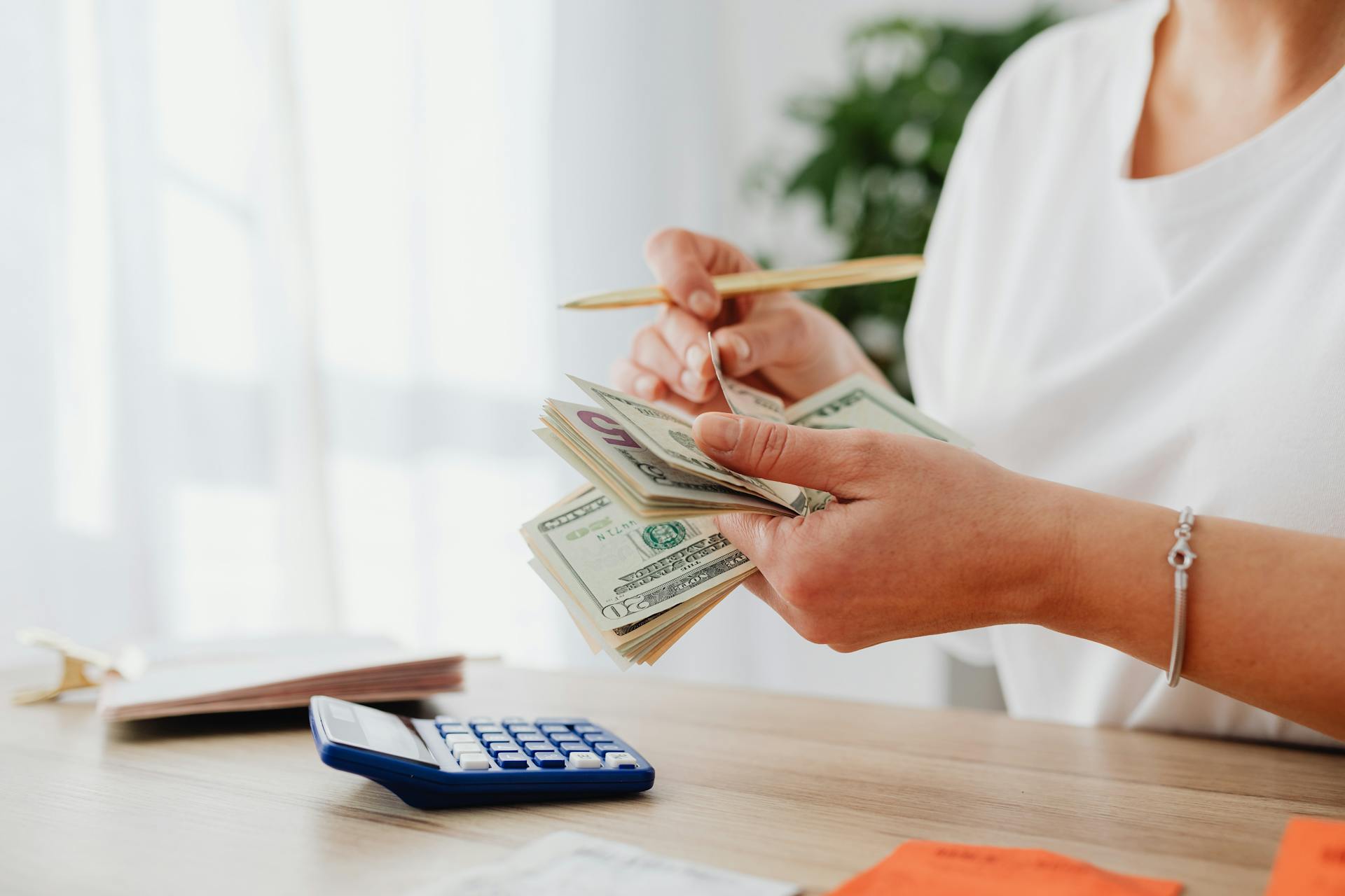 A woman counting money | Source: Pexels