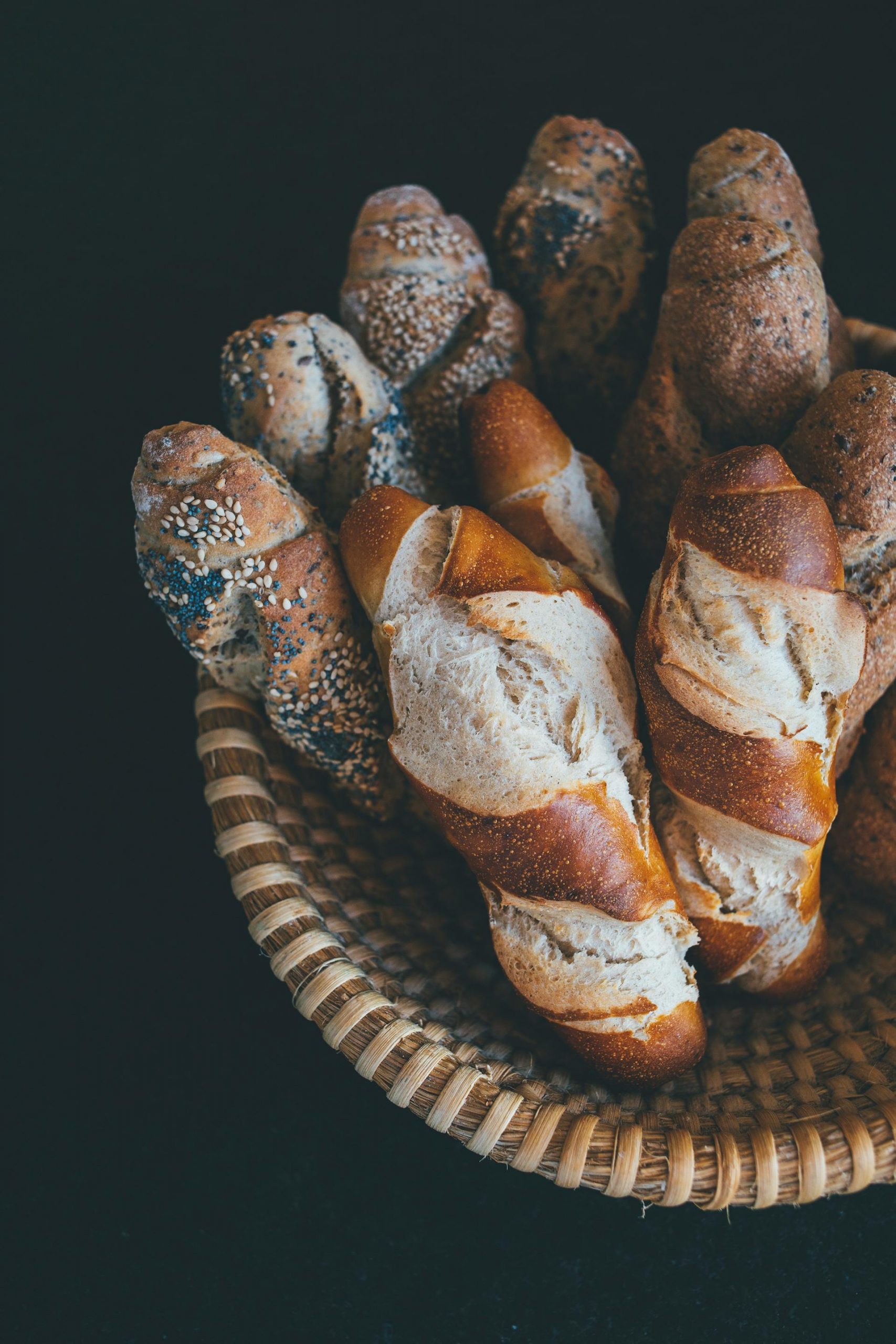 Loaves of bread in a basket | Source: Pexels