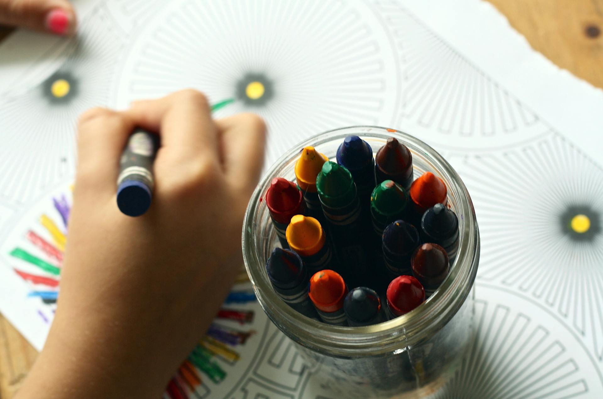 A child using crayons | Source: Pexels