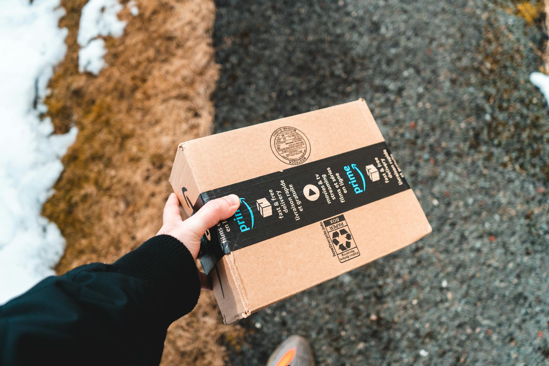 A person holding an Amazon parcel | Source: Pexels