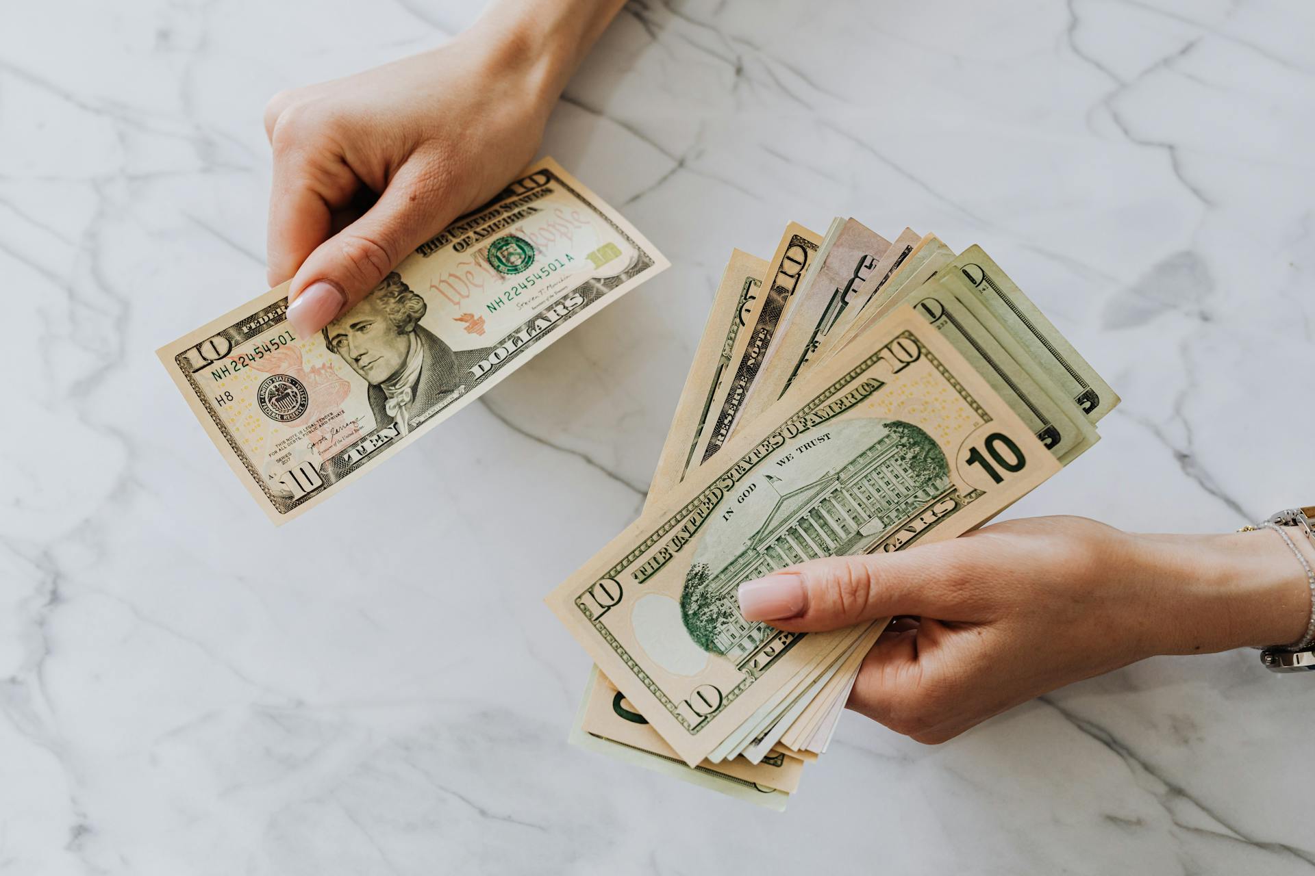 A woman counting money | Source: Pexels