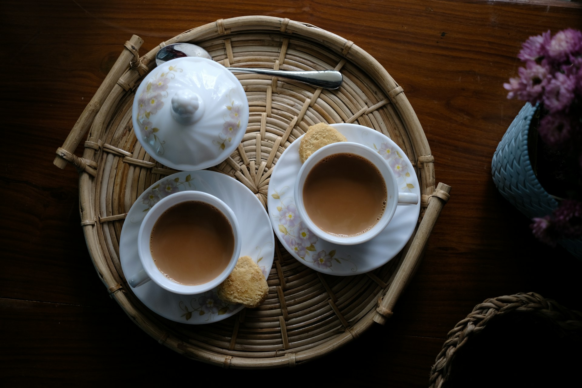 Two cups of tea on a tray | Source: Unsplash