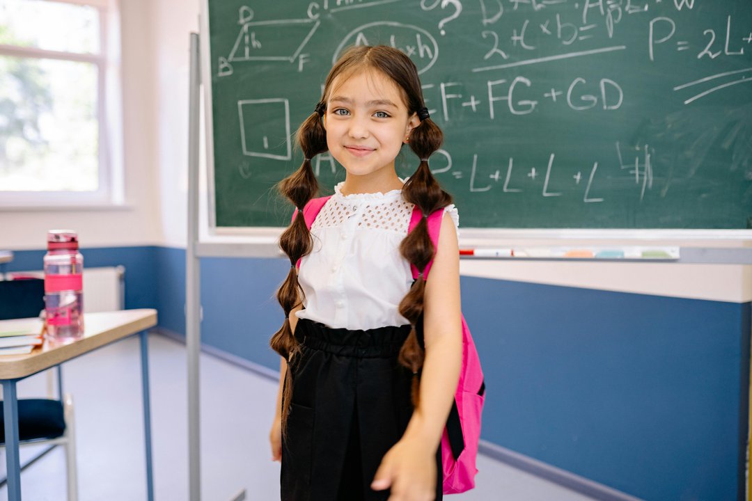A happy schoolgirl in class | Source: Pexels